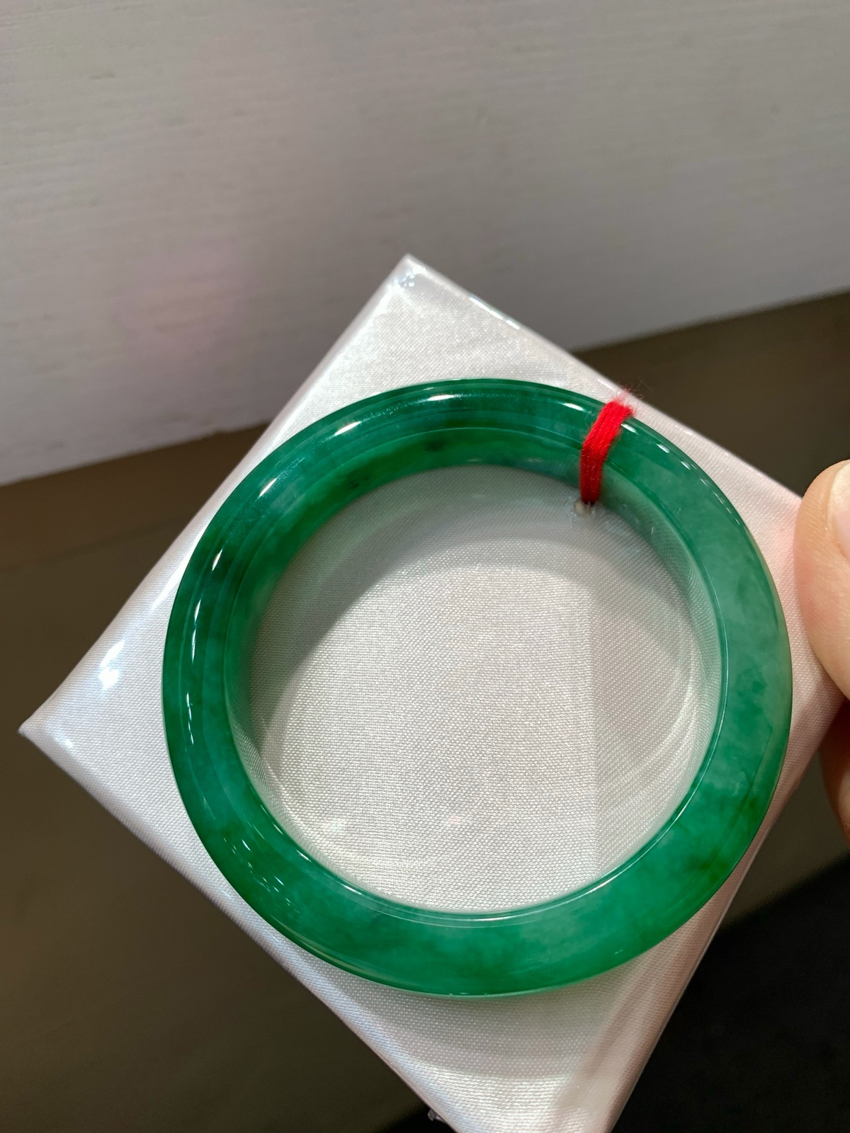 尺寸53.8/11.9/8.8，辣绿手镯
水润细腻 有种有色