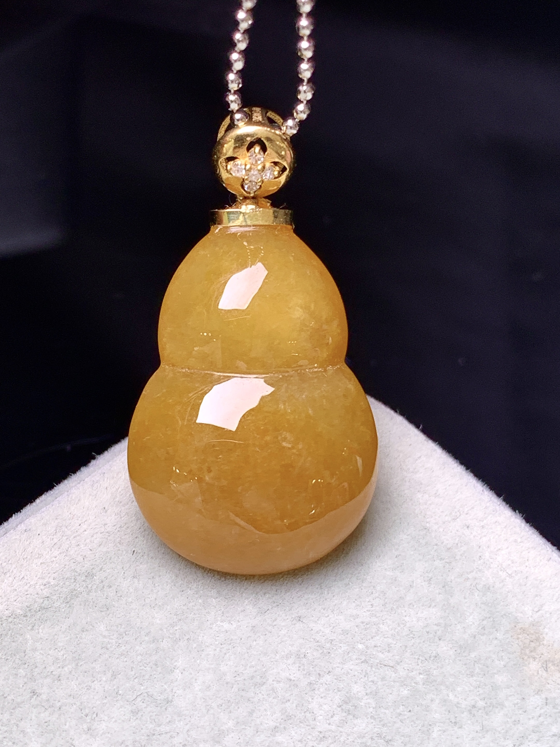 18k金钻镶嵌黄翡葫芦吊坠 玉质细腻 色泽艳丽清新 整体尺寸24*16.3*7.8 y2