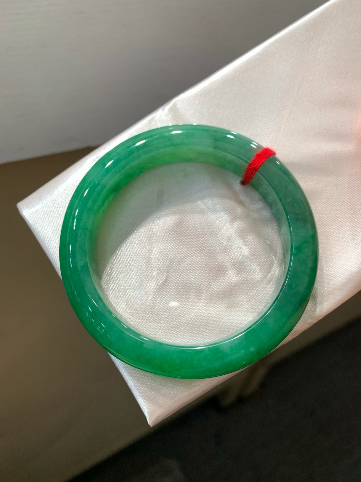 尺寸53.8/11.9/8.8，辣绿手镯
水润细腻 有种有色