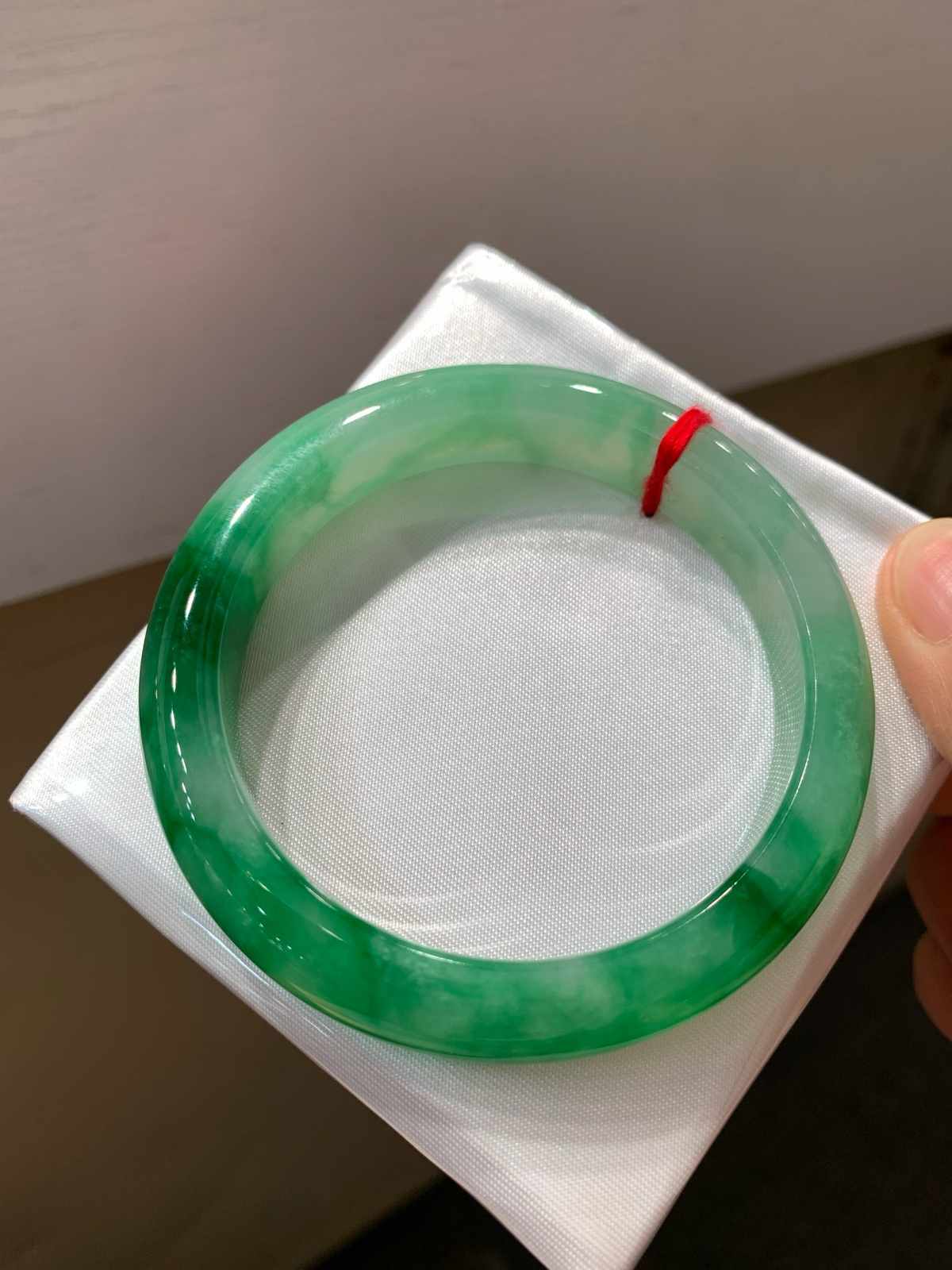 尺寸55.8/12/8.5，辣绿手镯
水润细腻 有种有色