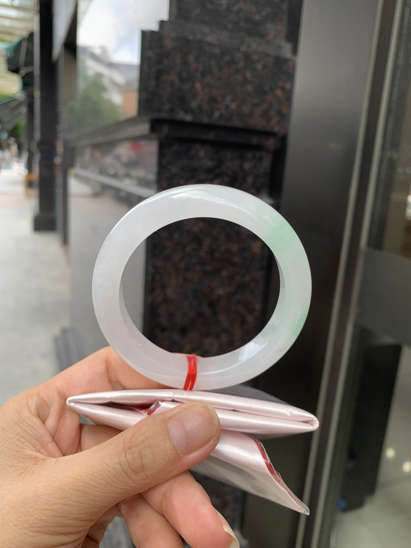 冰飘绿正圈 55.9-9.2-11.4 0705-N1151 打灯冰晶，棉絮，玉质冰润细腻，清爽的底子几抹甜绿花，鲜活而灵动，犹如新冒的嫩芽，艳丽惹人