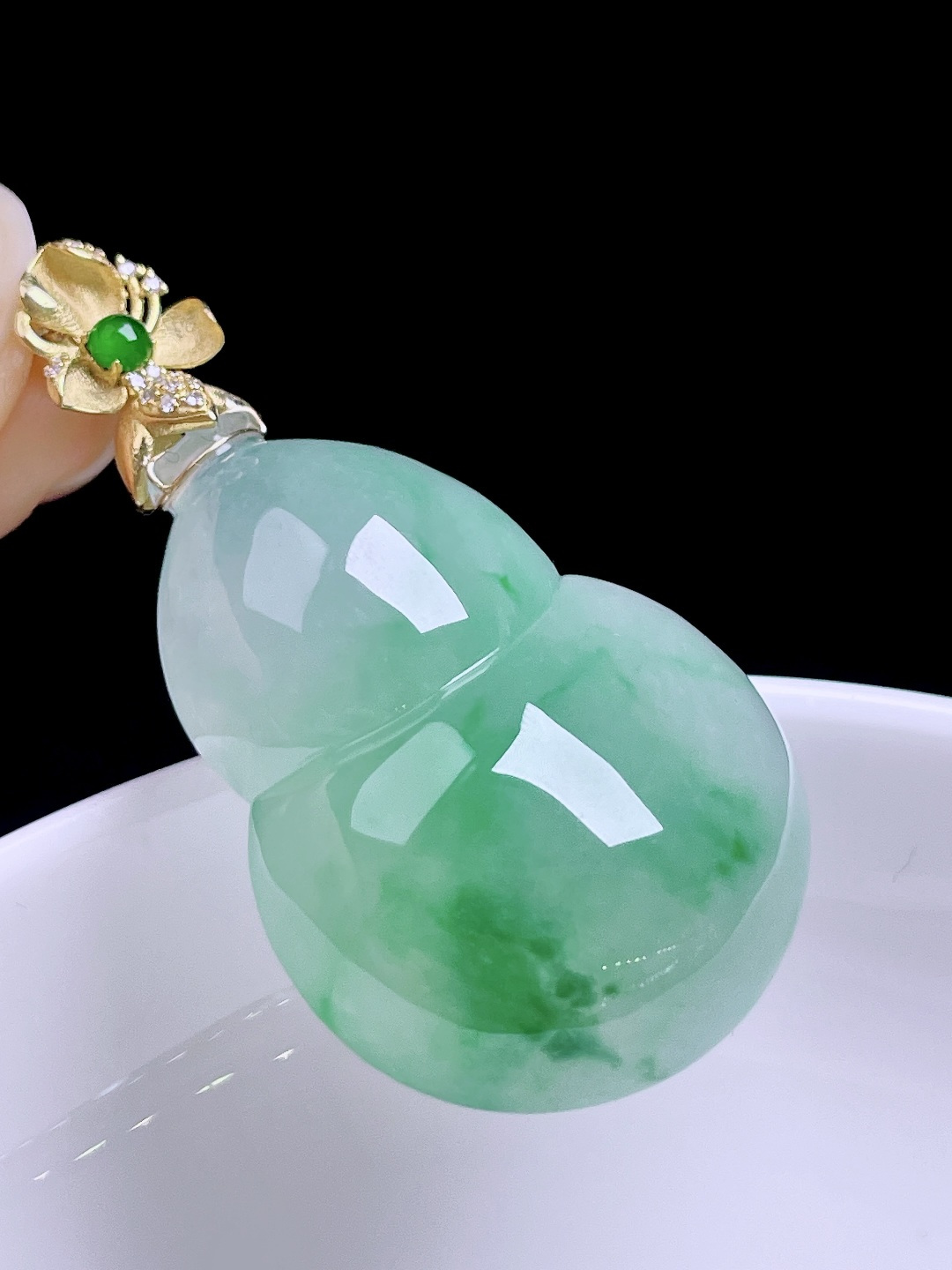 冰飘花葫芦 飘花灵动，种老水润，18k金镶嵌 整体：41.2 裸石：31.8/23/9