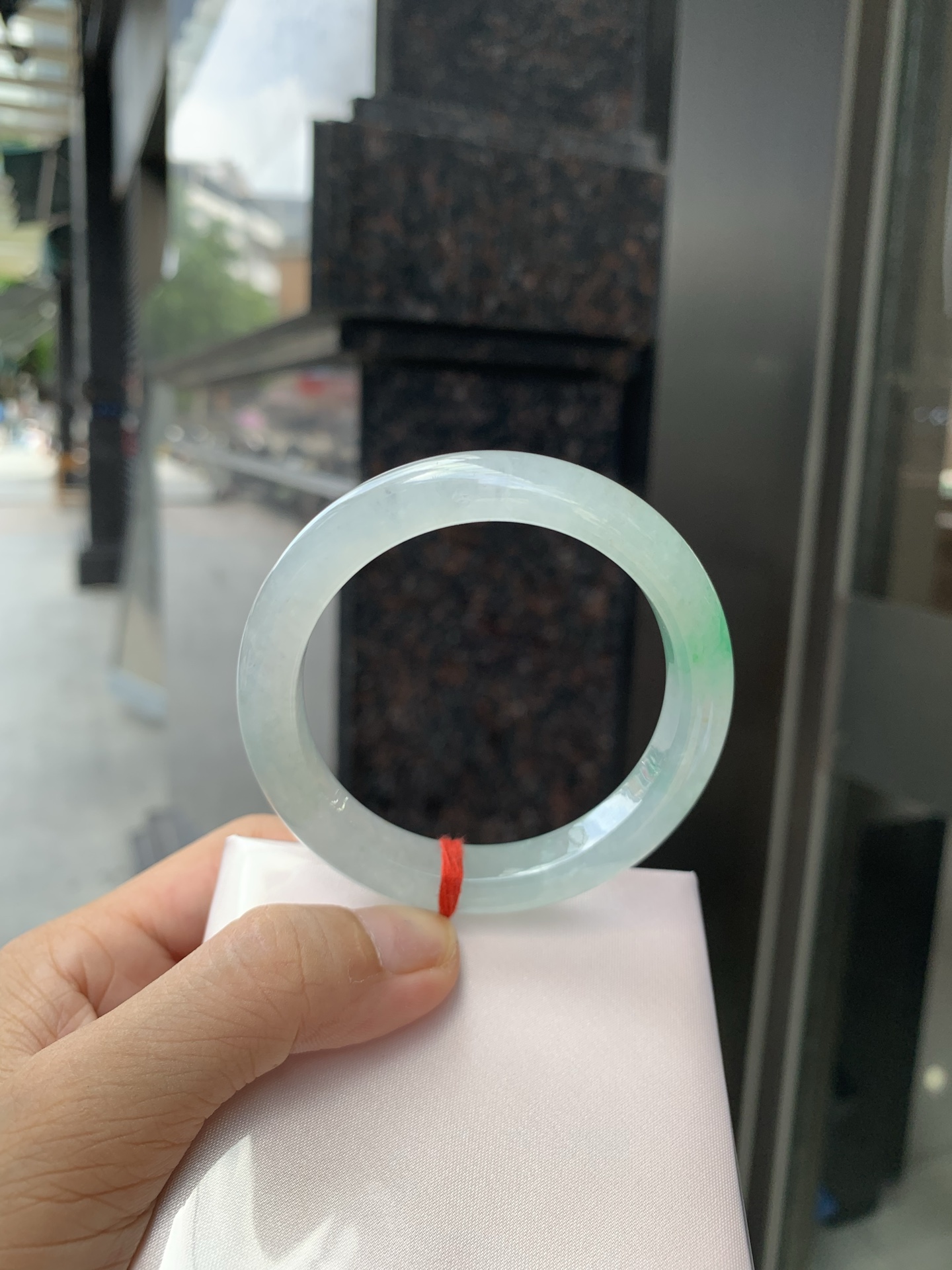 冰飘绿正圈 53.5-8.2-9.4 0705-N1146 打灯棉絮，玉质冰润细腻，清爽的底子几抹金丝绿花，鲜活而灵动，犹如新冒的嫩芽，艳丽惹人