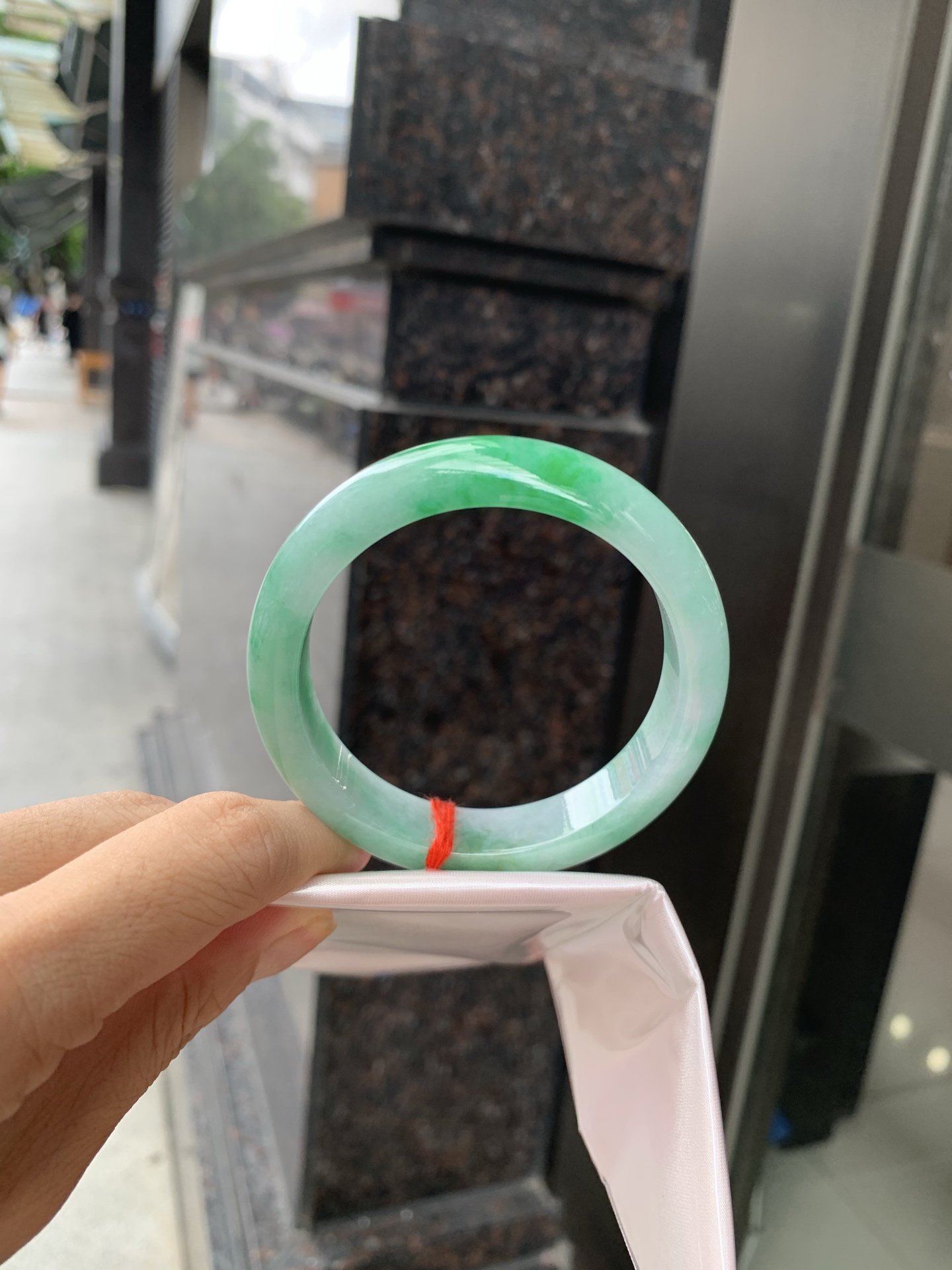 白底青正圈 55.1-7.7-12.9 0705-2A116 打灯棉絮，底妆水润，满圈绿花点缀，镯色生香，腕间之美，水润中透着灵气，仙气缭绕，温婉可人，举手投足间皆是美好