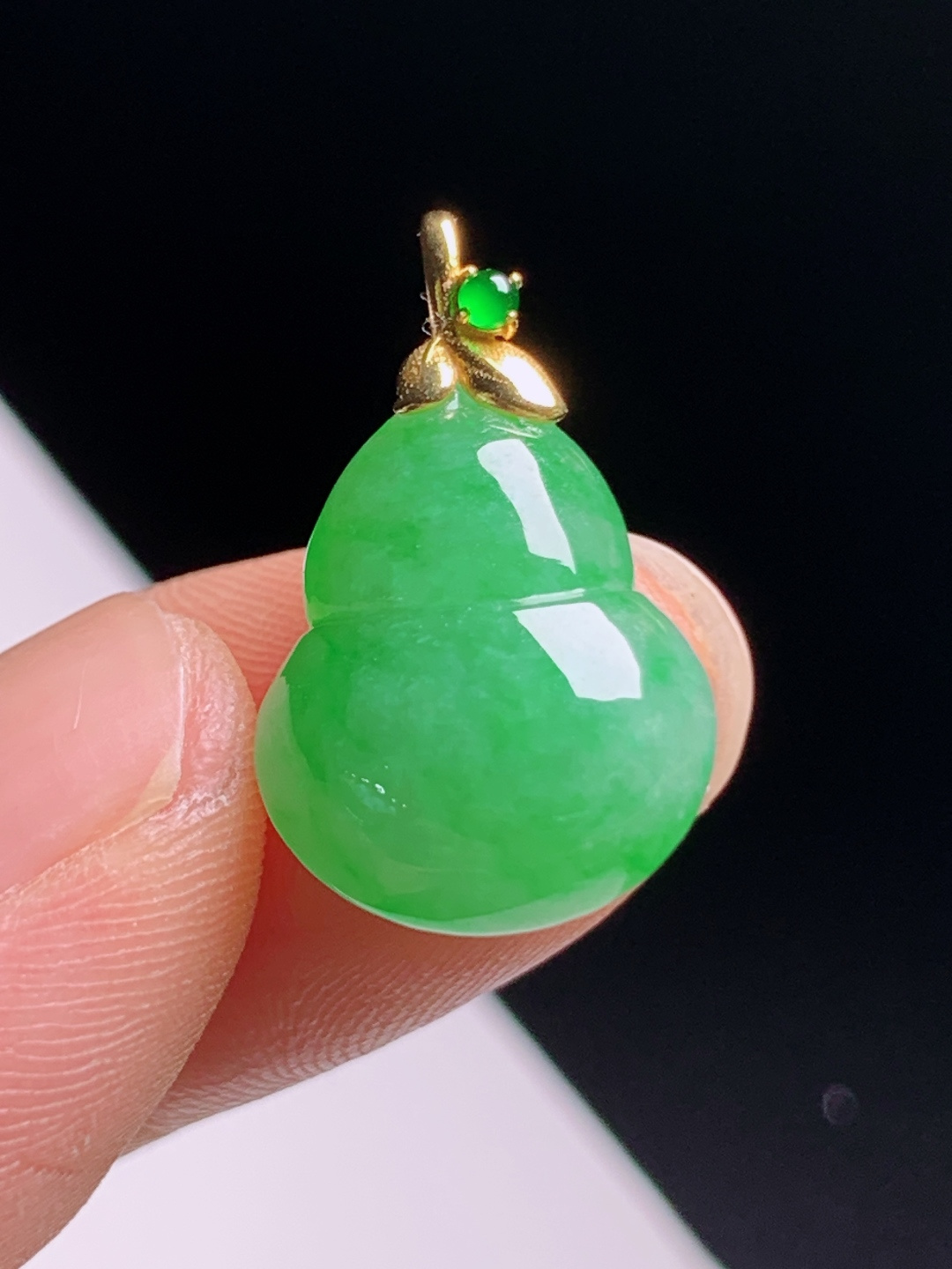 阳绿葫芦吊坠，色辣均匀圆润饱满，金扣简约福禄相伴 裸石16.3-13-6.8 整体21.3 5207