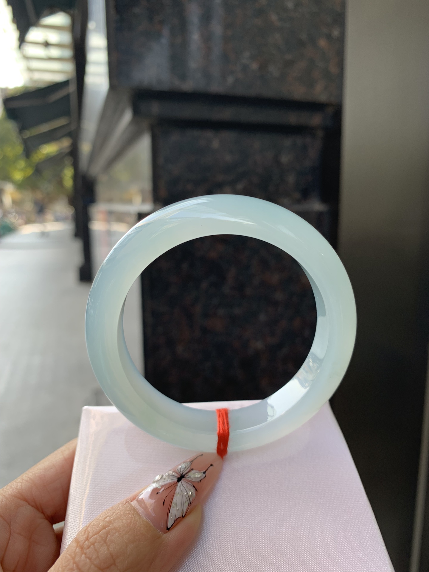 天空蓝正圈53.6-8.5-12.50107-J70766无裂，底妆胶润，质地细腻，天空蓝底色均匀，由内而外散发出温婉气质，清爽治愈