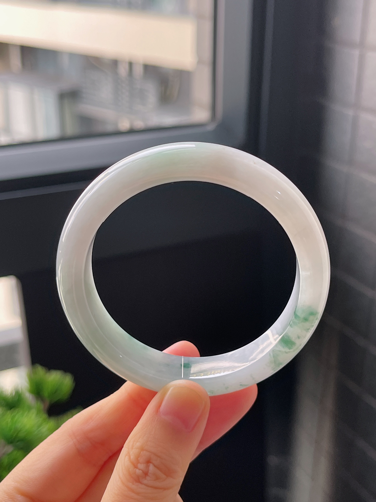 正圈55圈口，翡翠冰糯种飘绿手镯