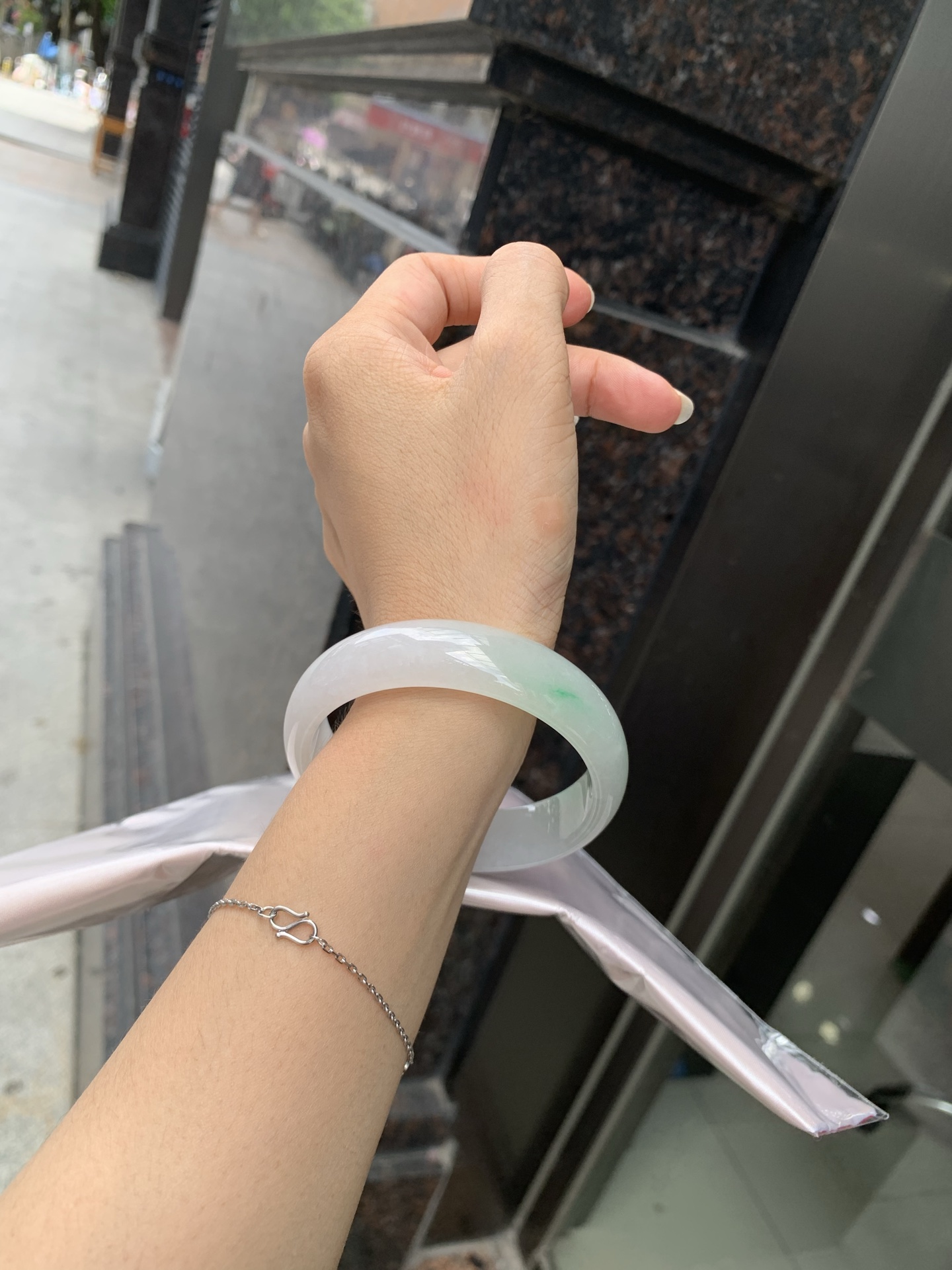 冰飘绿宽版正圈 58.3-6.9-15.6 0705-N1154 无裂，玉质冰润细腻，清爽的底子一抹阳绿花，鲜活而灵动，犹如新冒的嫩芽，艳丽惹人
