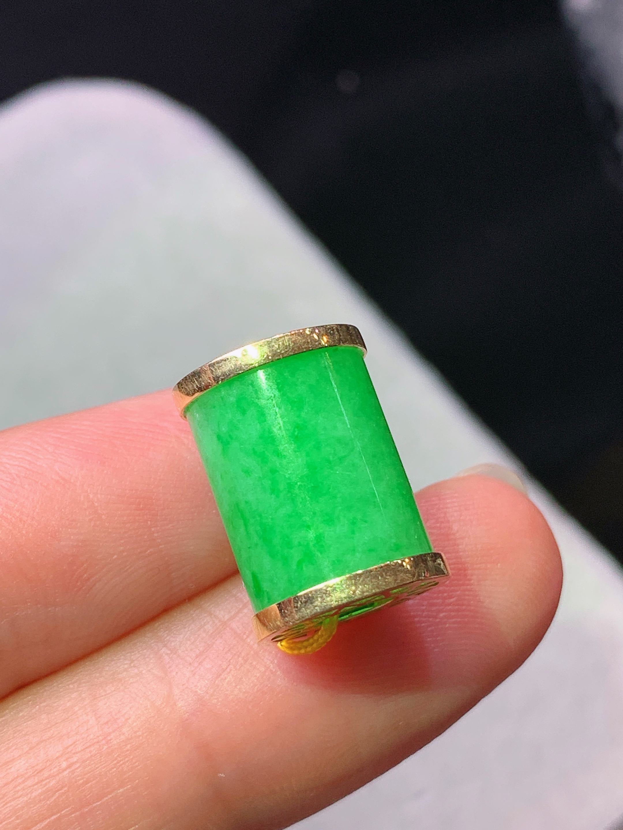 18k金镶嵌阳绿路路通吊坠 玉质细腻 色泽艳丽清新 整体尺寸10.5*10.8 b1