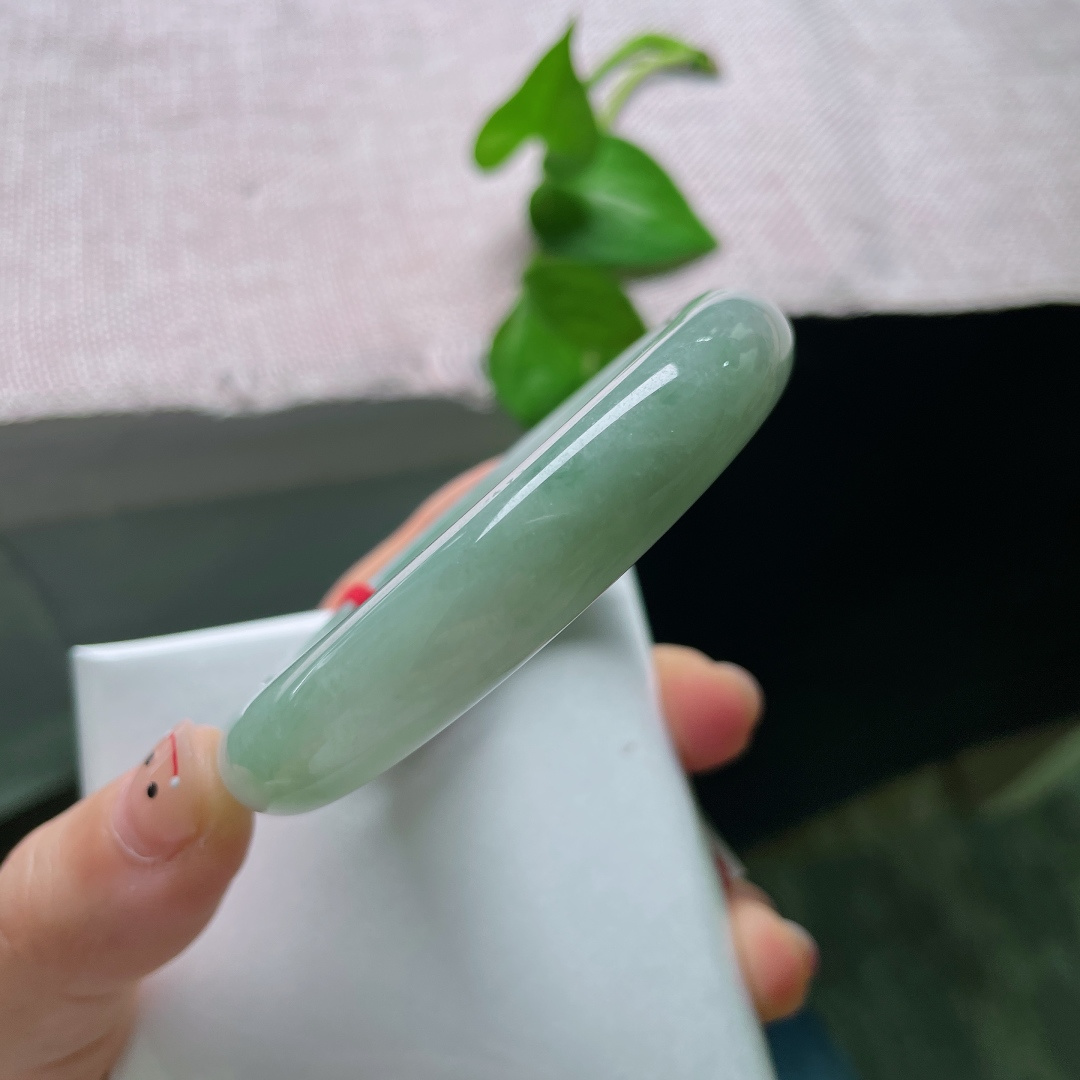 54.6/11.8/8.8，绿底正圈，水润细腻，佩戴沉稳内敛，有棉线，无裂，ss54229a