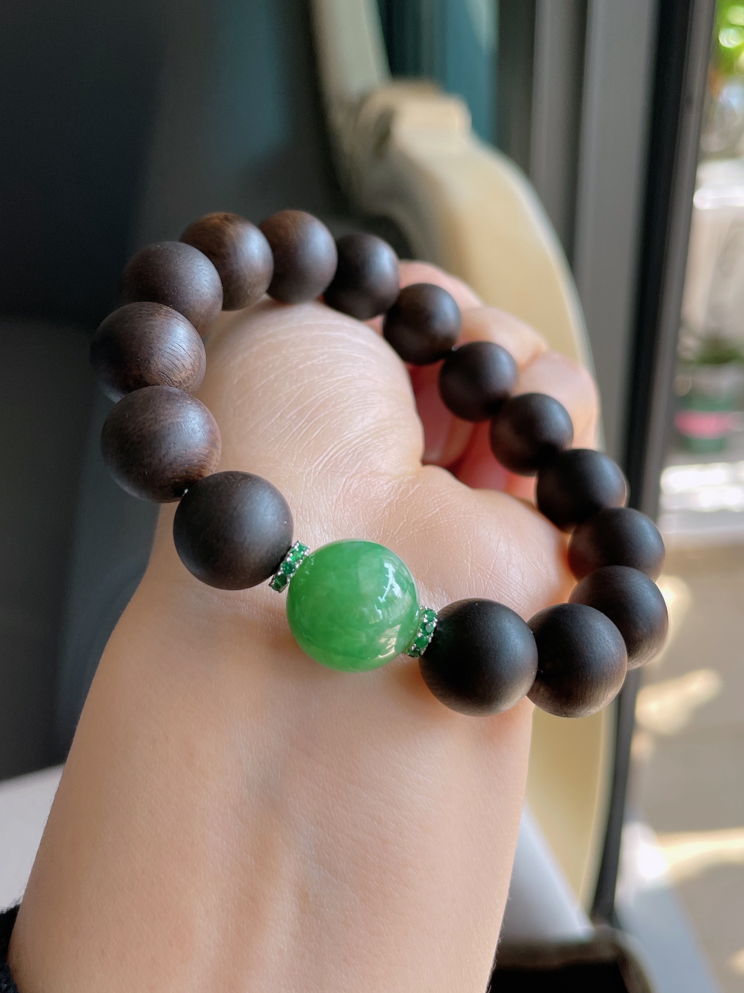 天然翡翠A货，冰满绿圆珠搭配沉香木手串，尺寸：13.8mm。【编2700】