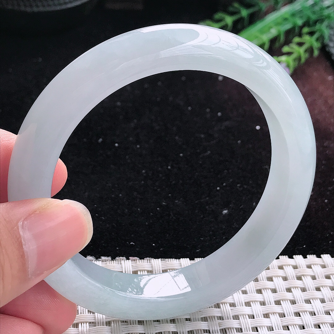 实拍A货翡翠57.8/12.3/9老坑冰纯起胶晴底天空蓝手镯平安镯美人镯