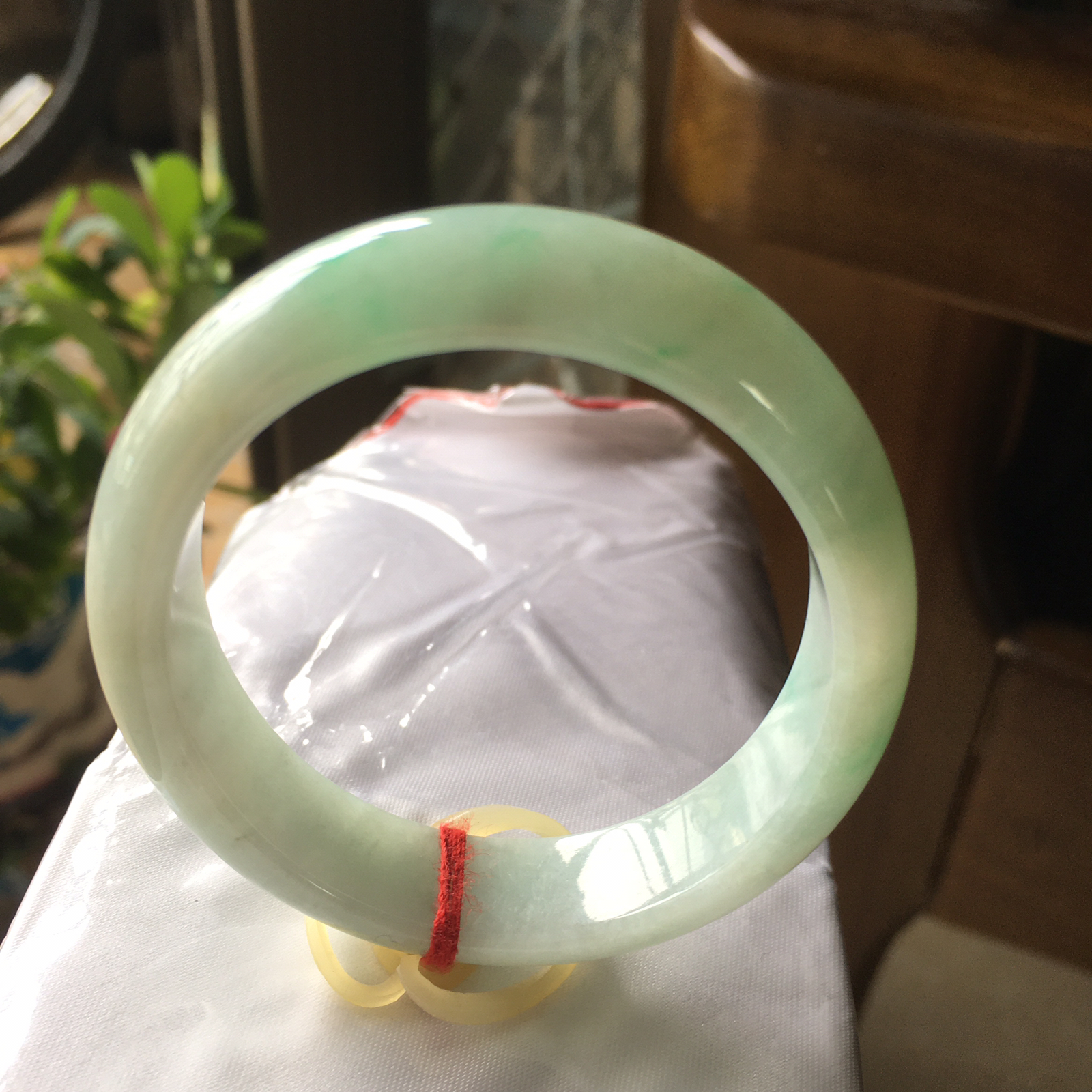 贵妃53飘绿手镯，质地细腻飘阳绿，自然光实拍～尺寸：53*47*12*7（毫米），适合正圈51圈口大小，手工测量略有误差