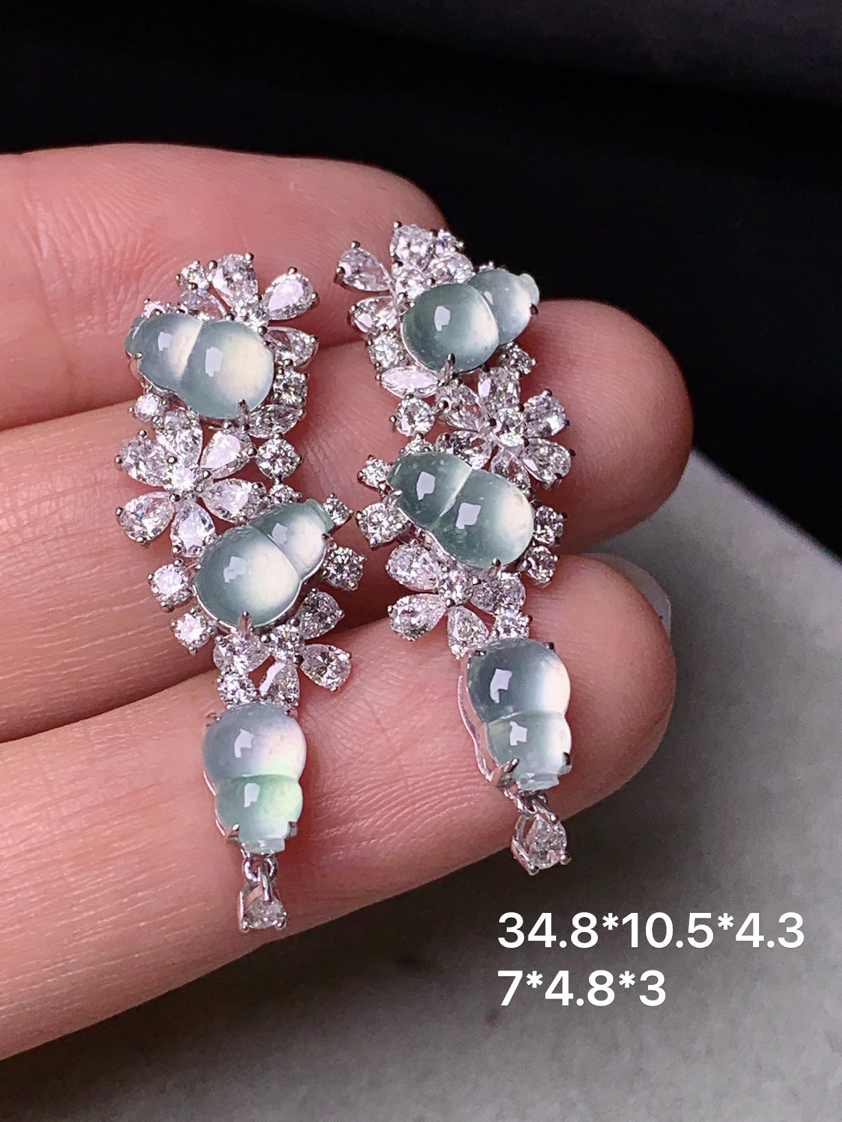 18k金钻镶嵌冰种葫芦耳坠 玉质细腻 色泽艳丽清新 整体尺寸34.8*10.5*4.3 m5