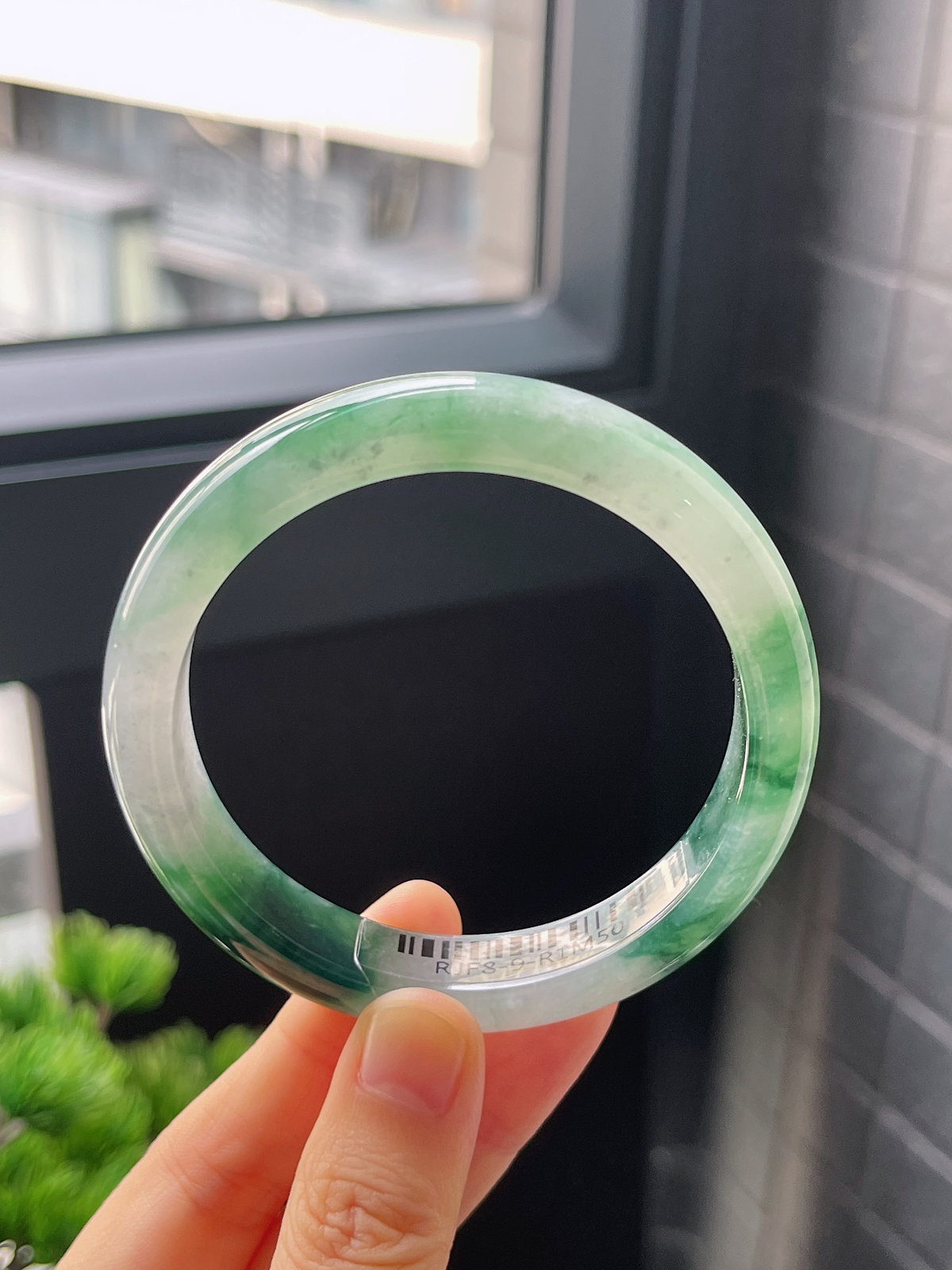 正圈58圈口，翡翠冰糯种飘绿手镯