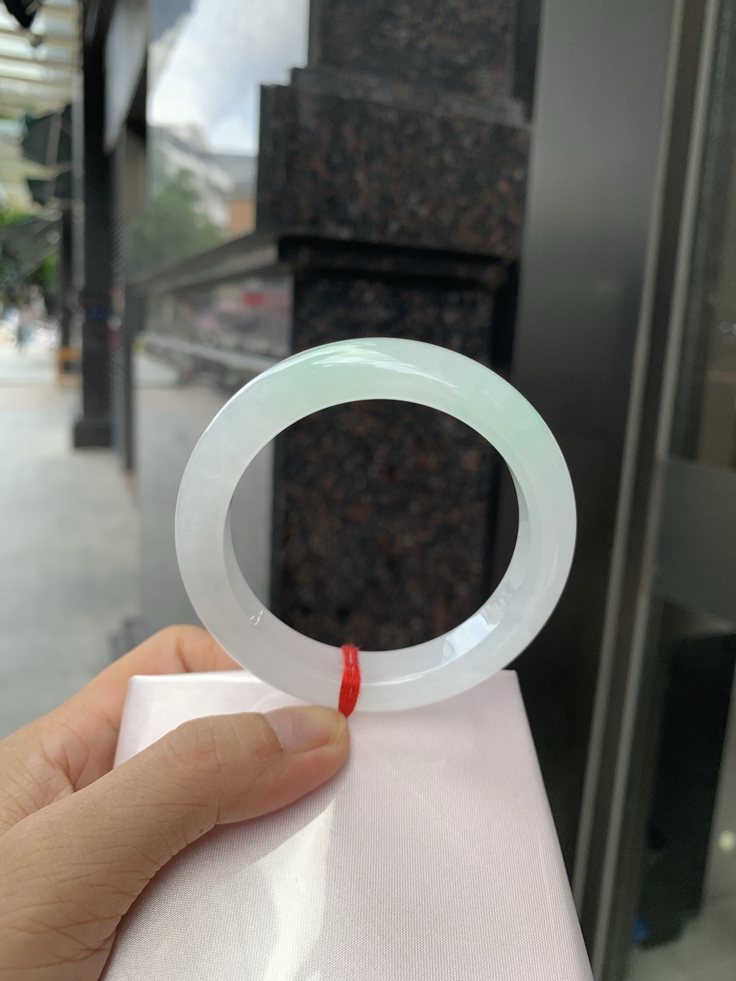 冰飘绿正圈 55.9-9.2-11.4 0705-N1151 打灯冰晶，棉絮，玉质冰润细腻，清爽的底子几抹甜绿花，鲜活而灵动，犹如新冒的嫩芽，艳丽惹人