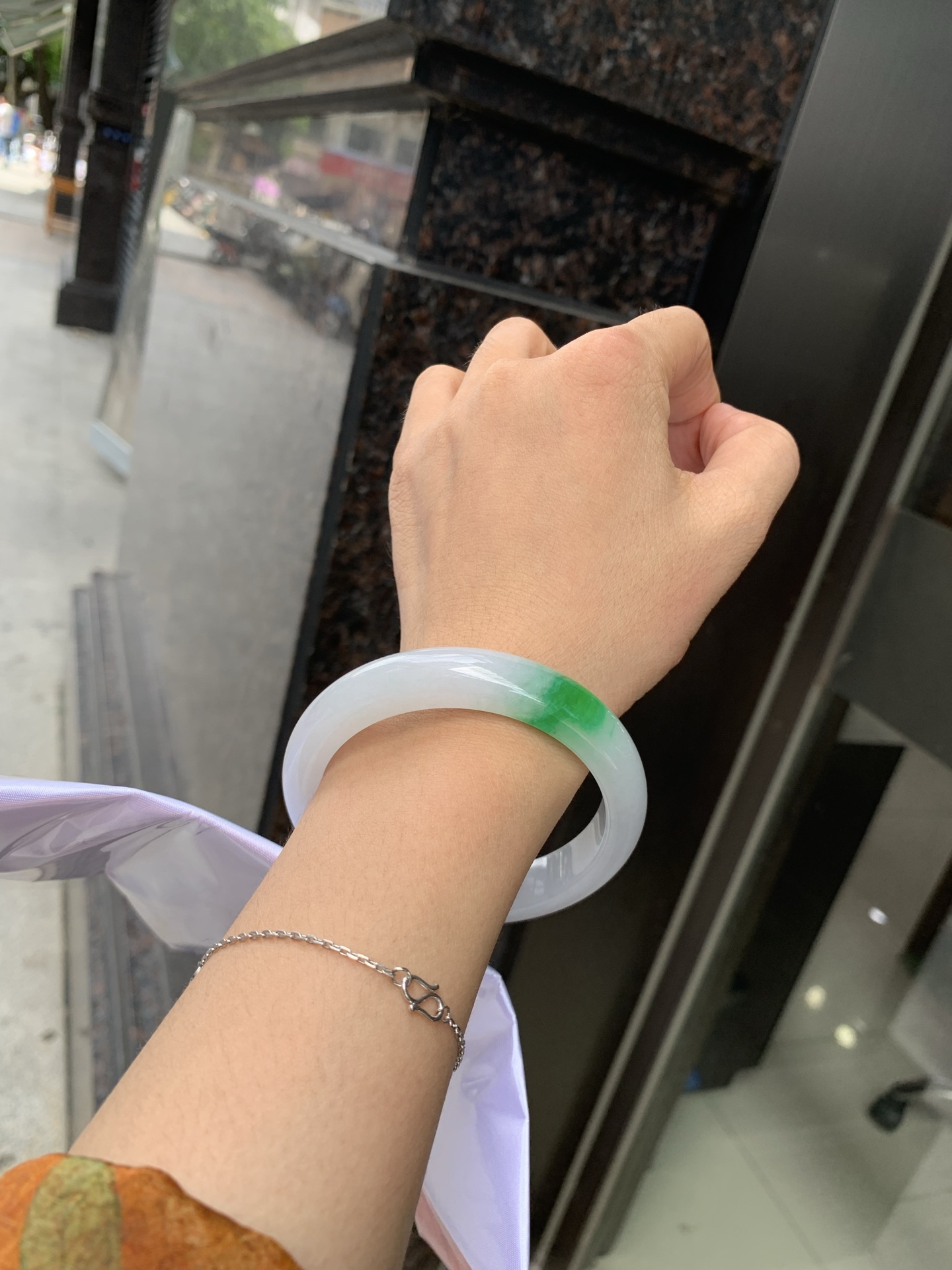 阳绿白底青正圈 56.9-8.1-11.6 0705-N1156 打灯细纹，底妆冰润白净，一抹阳绿花，点缀腕间风华，干净纯净的底色上，一抹翠色肆意流淌，宛如春日里的繁华盛景
