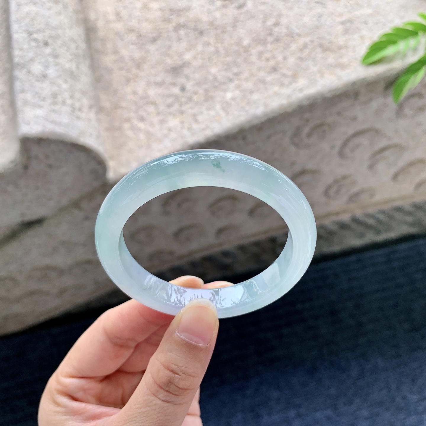 正圈49 50【圈口】50.5/10/7.2【编码】DZ070608【描述】糯冰飘花，水润，种老，细腻，打灯有棉线