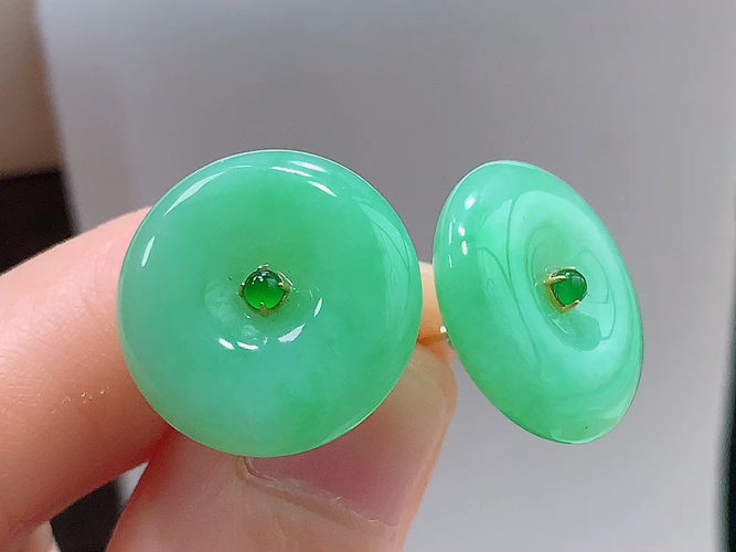 ️ 18K金伴钻平安扣耳钉，无裂，尺寸取一17.2-4.7mm，包A附证书