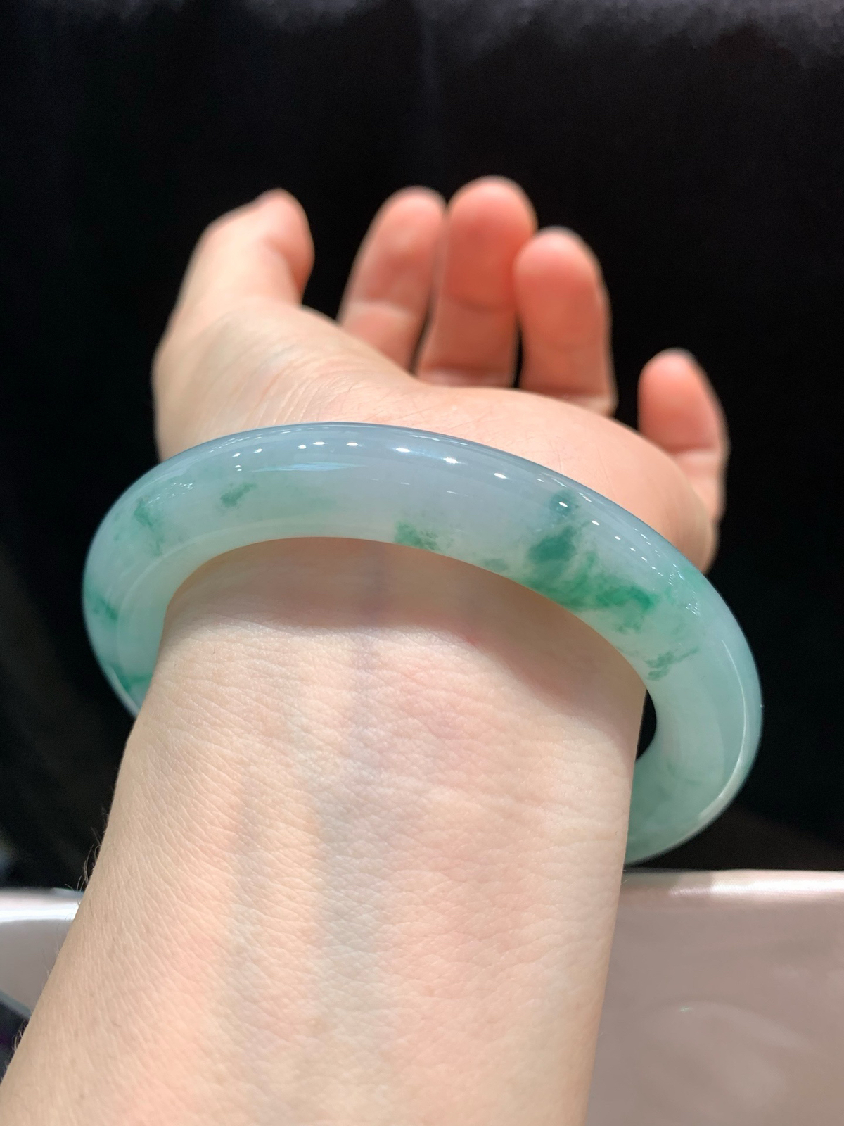 尺寸59.4/10.9，冰飘绿圆条手镯
水润细腻 清新甜美