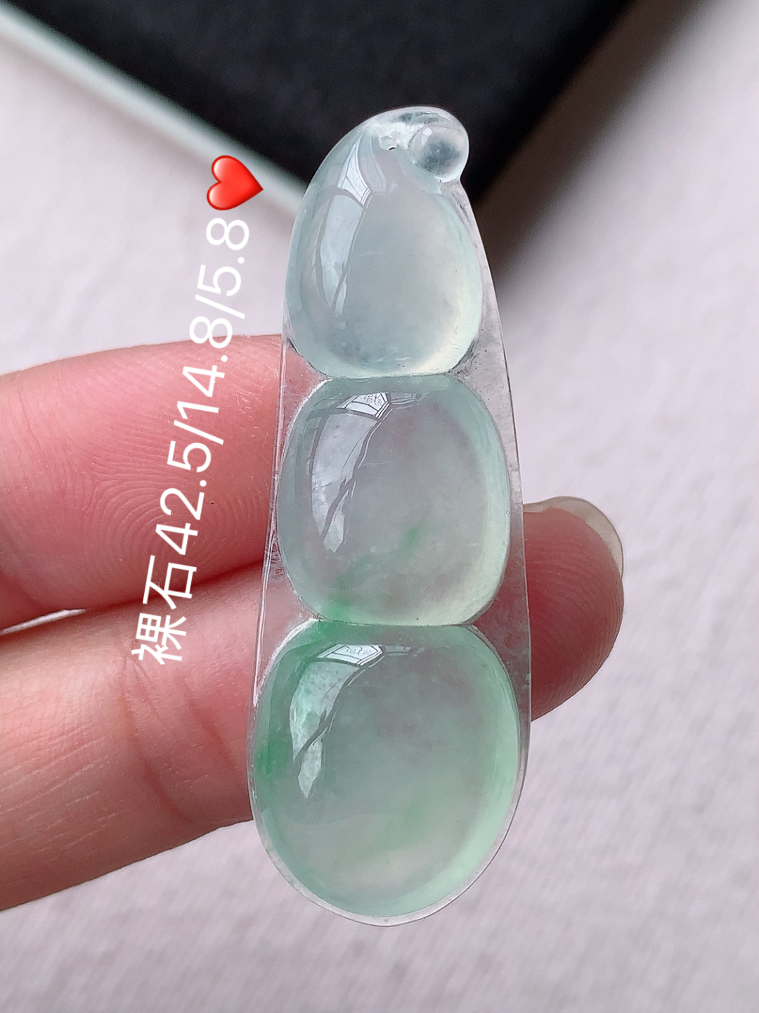 冰飘绿福豆挂件底子水润细腻，佩戴简约大气，42.5-14.8-5.8