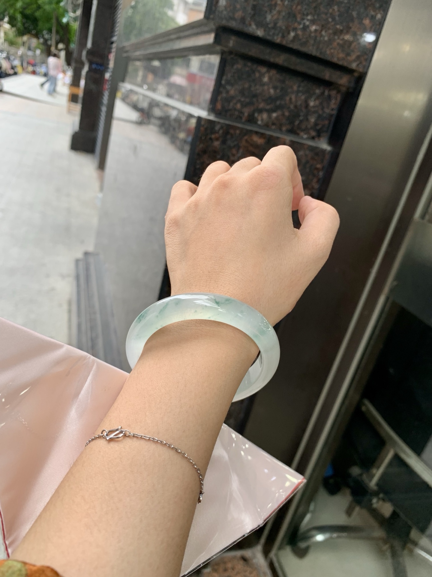 冰飘花正圈 54.5-8.3-11.9 0705-N1142 打灯多处细纹，底妆冰润细腻，冰底中几抹绿花灵动飘逸，勾勒出一幅唯美诗意的山水意境画，古典优雅又秀气