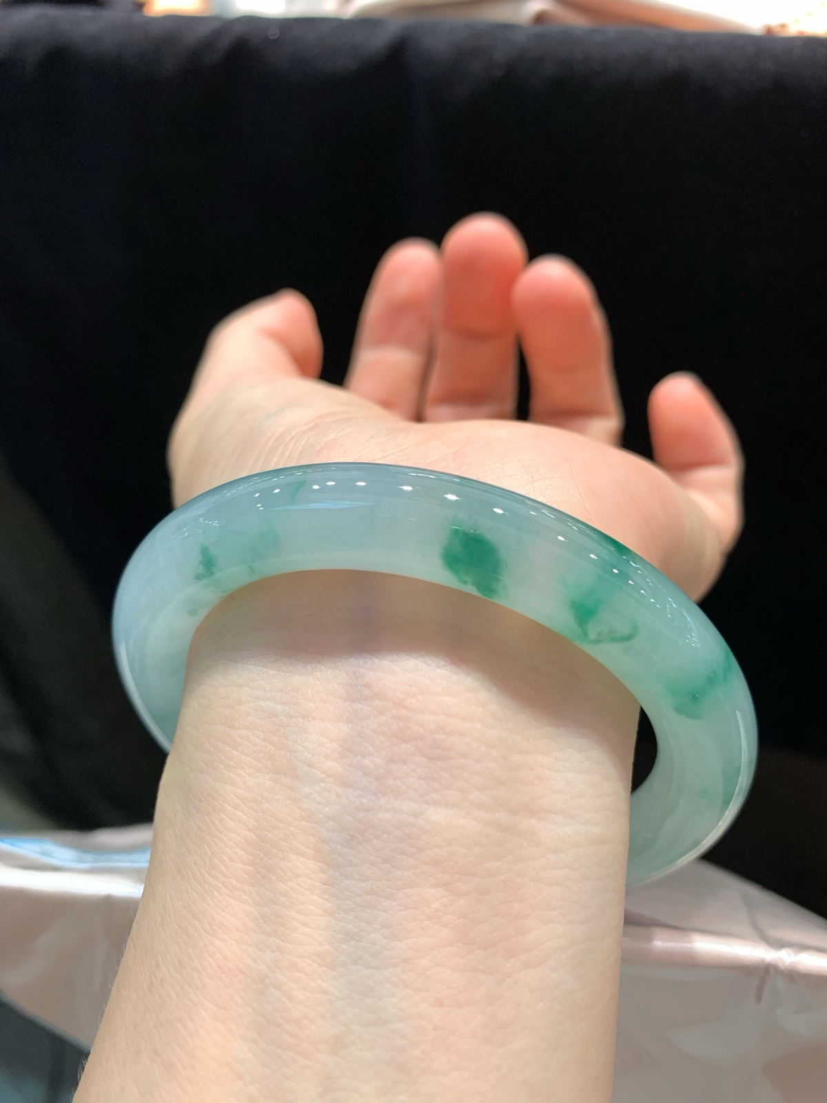 尺寸59.4/10.9，冰飘绿圆条手镯
水润细腻 清新甜美