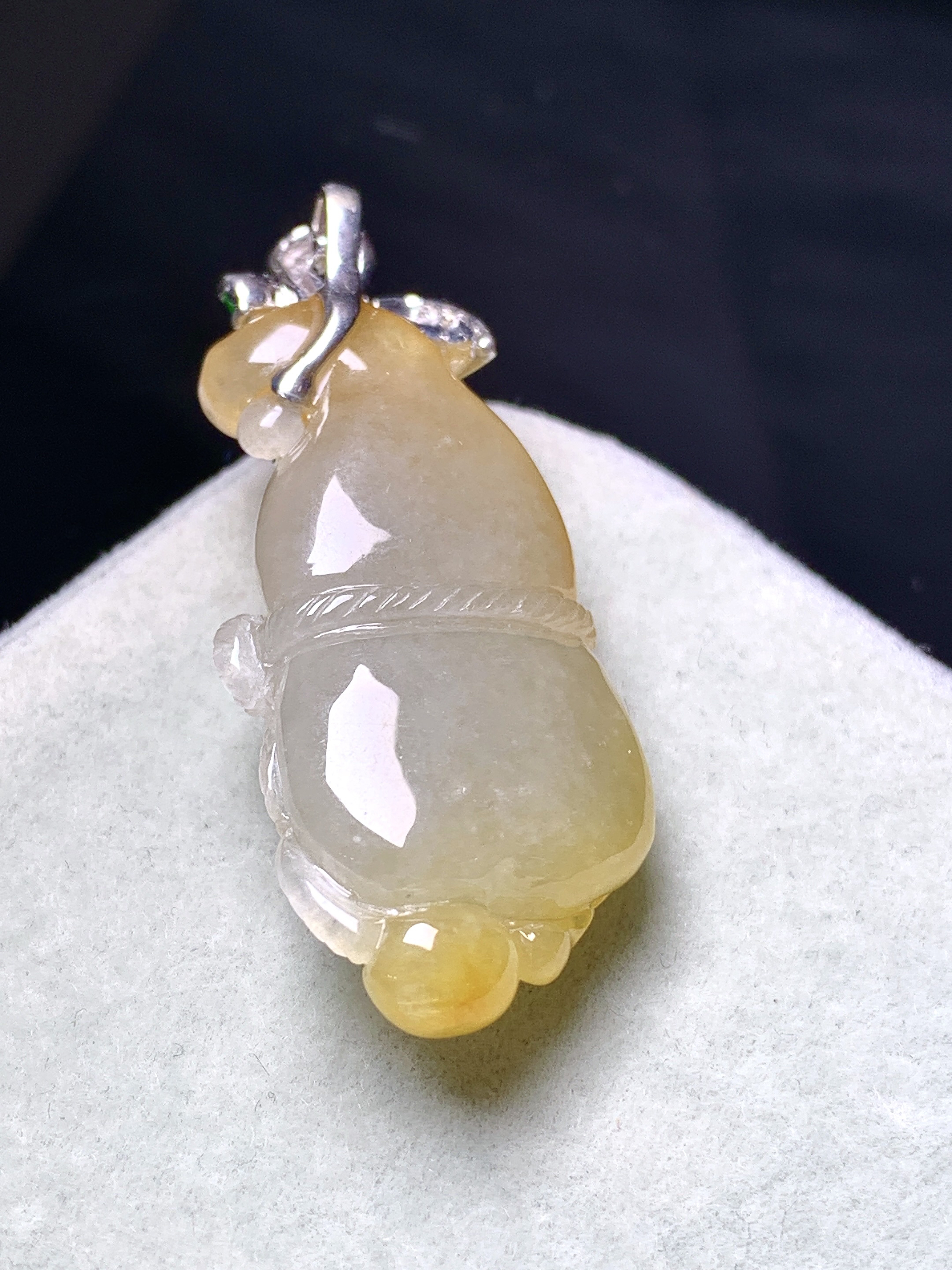 18k金镶嵌葫芦吊坠 玉质细腻 色泽艳丽清新 整体尺寸35.3*17*9.8 b1