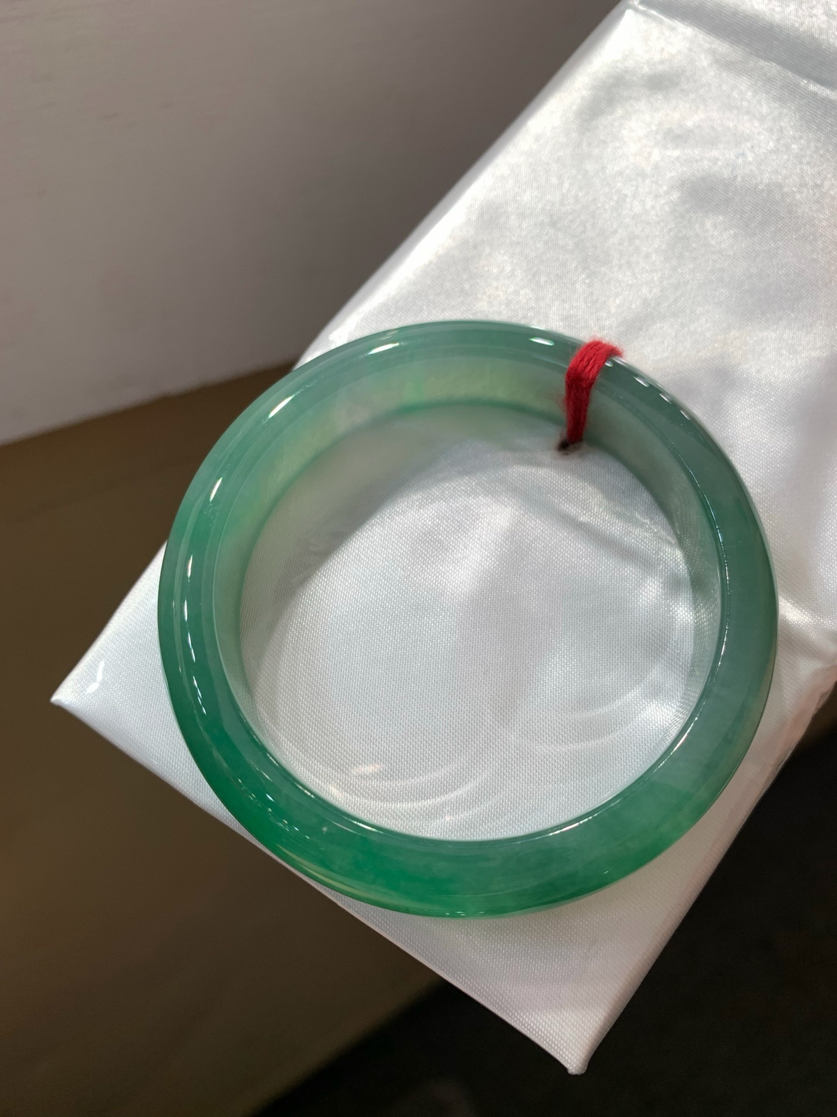 尺寸53.3/12.6/7.5，晴绿手镯
水润细腻 清新甜美