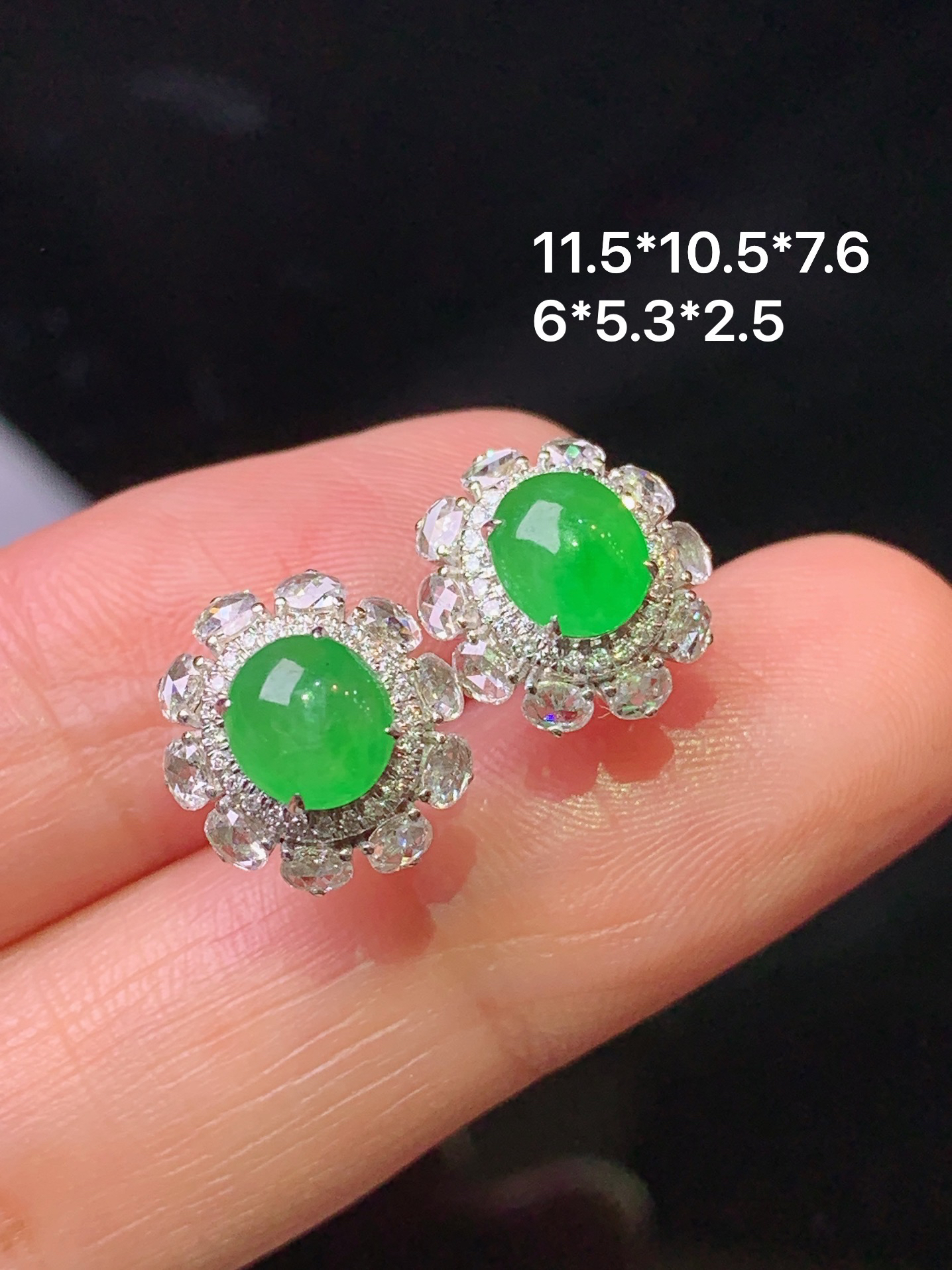 18k金钻镶嵌冰阳绿蛋面耳钉 玉质细腻 色泽艳丽清新 整体尺11.5*10.5*7.6 m5