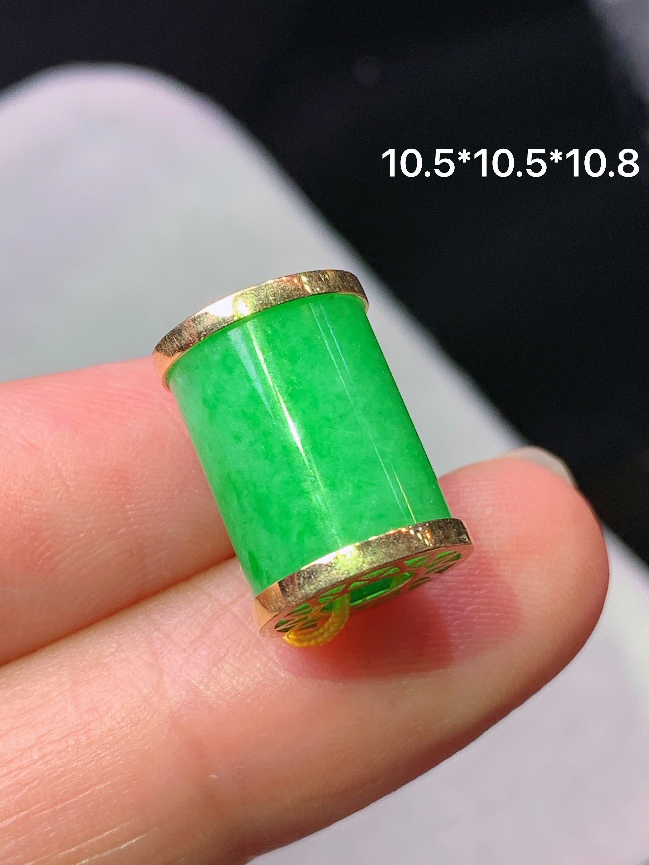 18k金镶嵌阳绿路路通吊坠 玉质细腻 色泽艳丽清新 整体尺寸10.5*10.8 b1