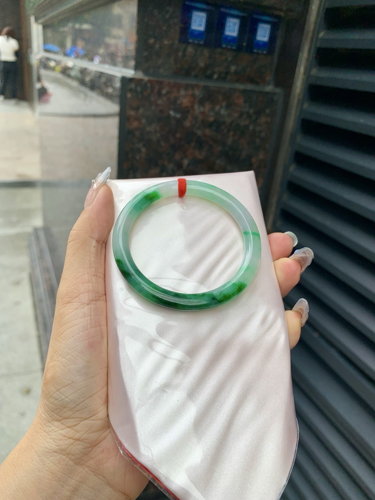 辣绿美人条
52.7-6.9-5.8
打灯细纹，底妆水润，满圈飘洒辣绿花点缀，镯色生香，腕间之美，水润中透着灵气，仙气缭绕，温婉可人，举手投足间皆是美好
