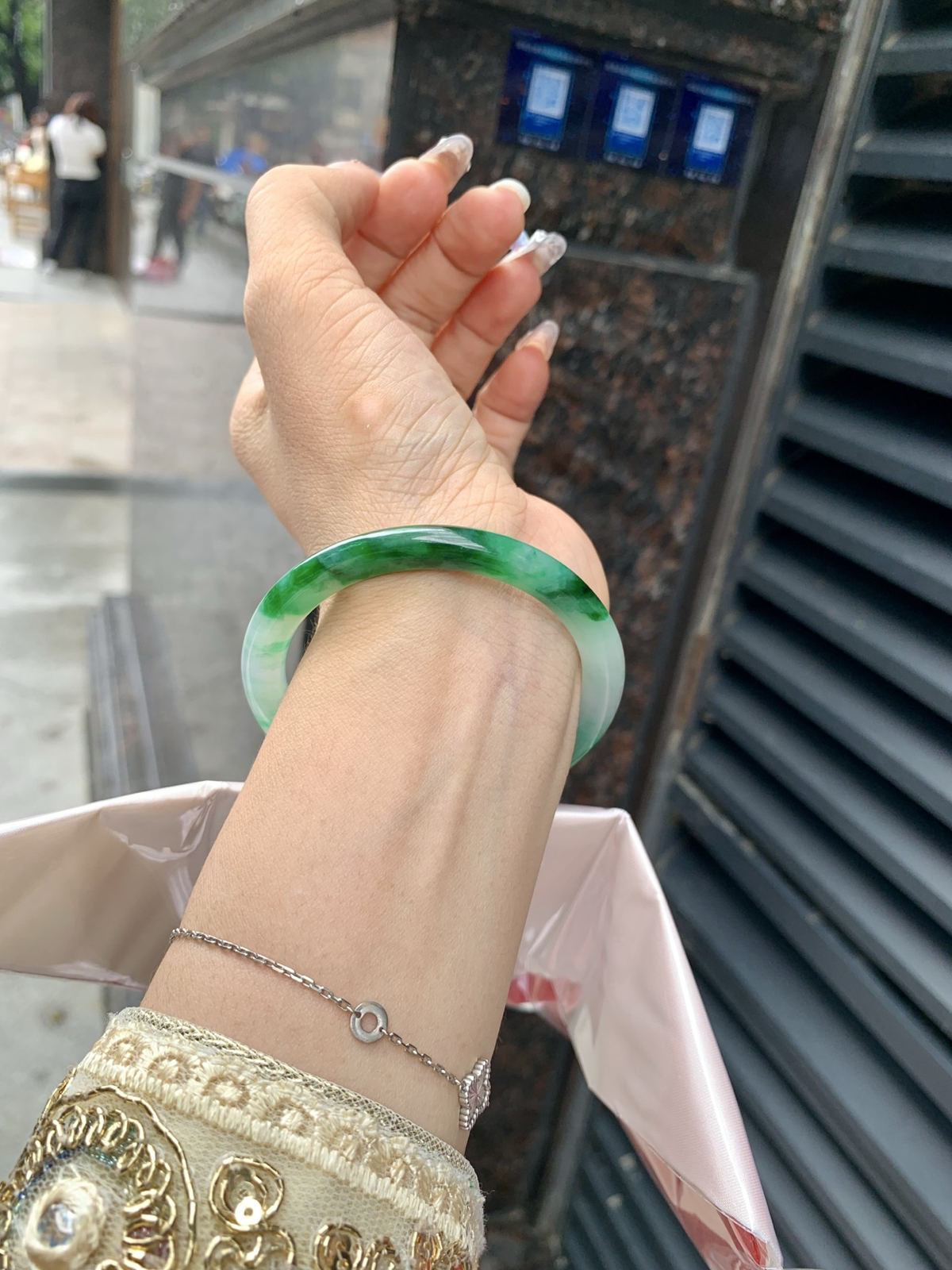 辣绿美人条
52.7-6.9-5.8
打灯细纹，底妆水润，满圈飘洒辣绿花点缀，镯色生香，腕间之美，水润中透着灵气，仙气缭绕，温婉可人，举手投足间皆是美好