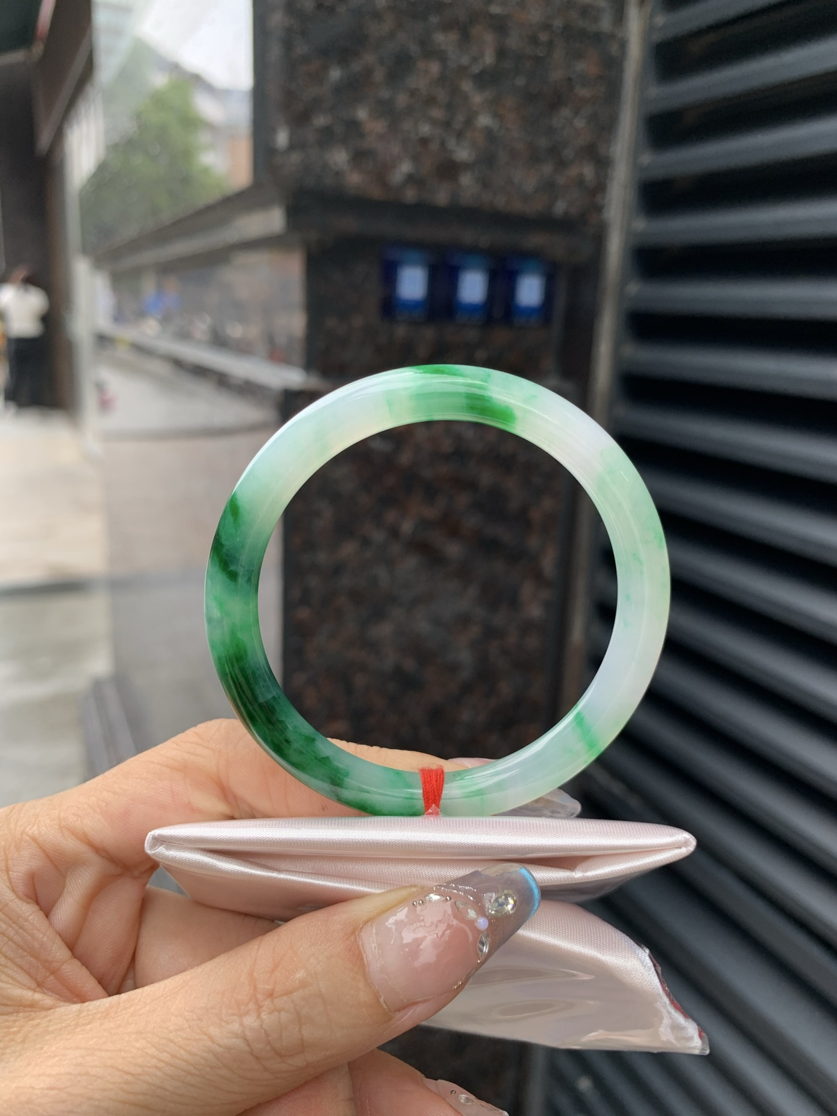 辣绿美人条
52.7-6.9-5.8
打灯细纹，底妆水润，满圈飘洒辣绿花点缀，镯色生香，腕间之美，水润中透着灵气，仙气缭绕，温婉可人，举手投足间皆是美好