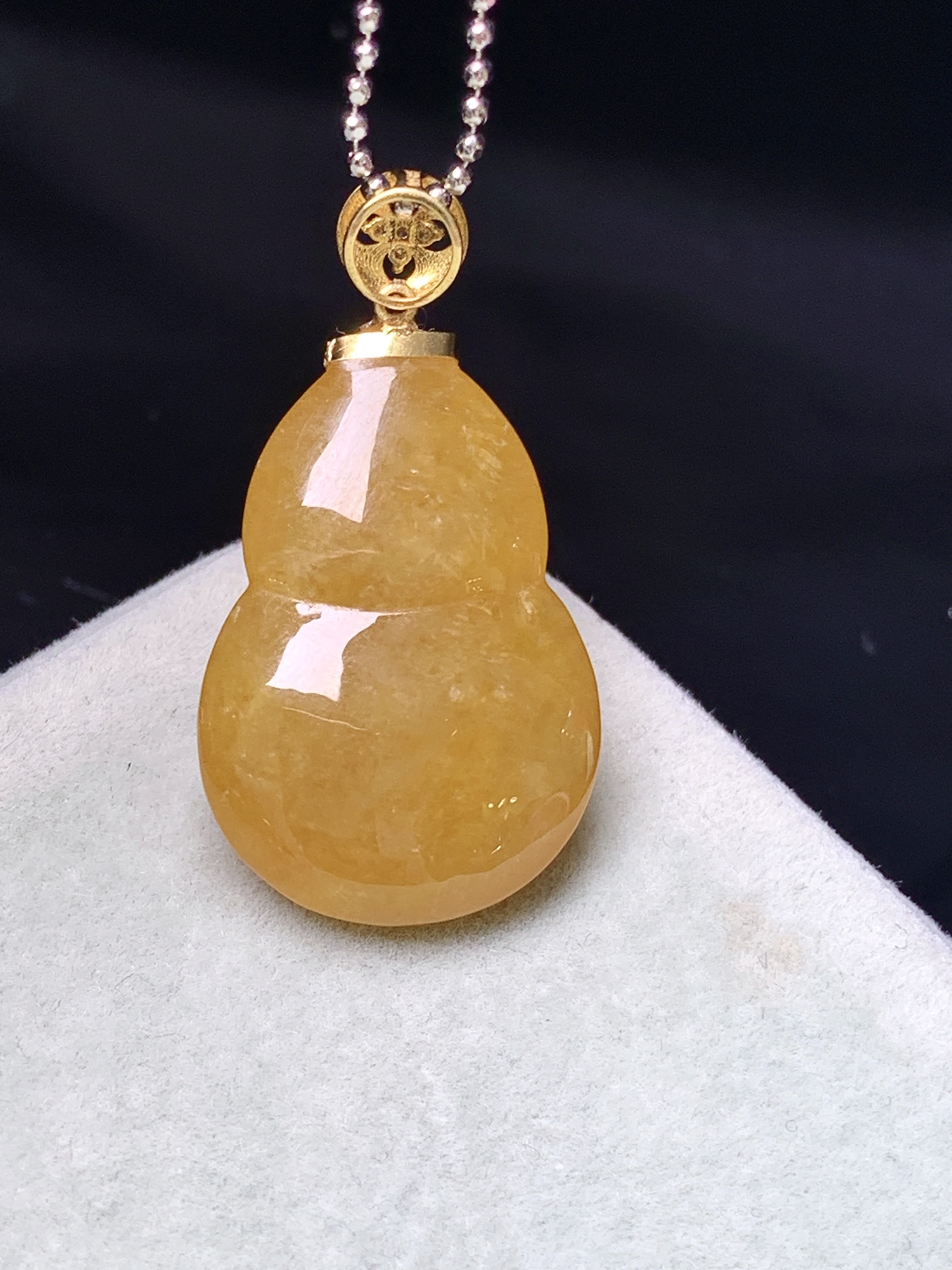 18k金钻镶嵌黄翡葫芦吊坠 玉质细腻 色泽艳丽清新 整体尺寸24*16.3*7.8 y2