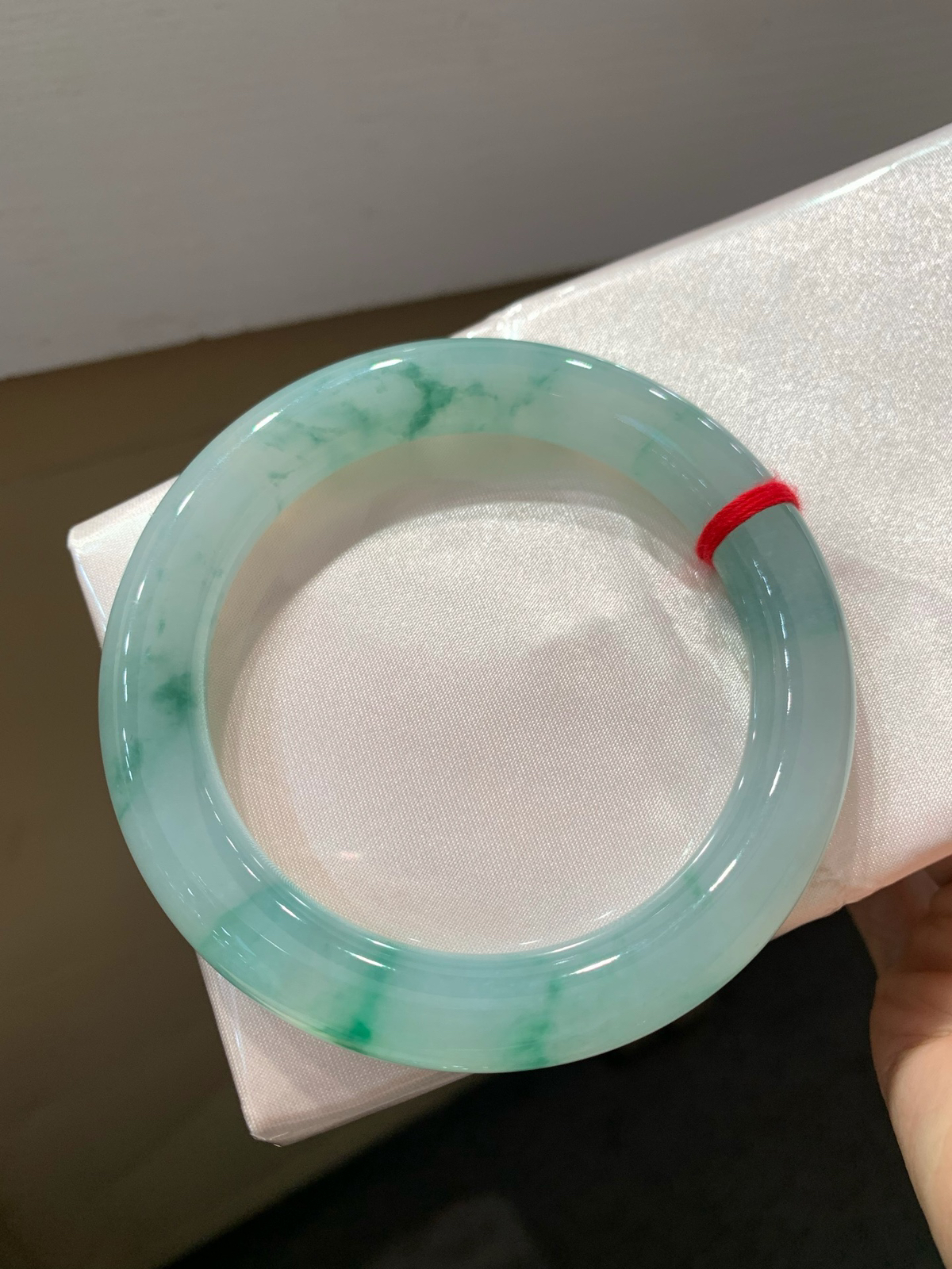尺寸59.4/10.9，冰飘绿圆条手镯
水润细腻 清新甜美