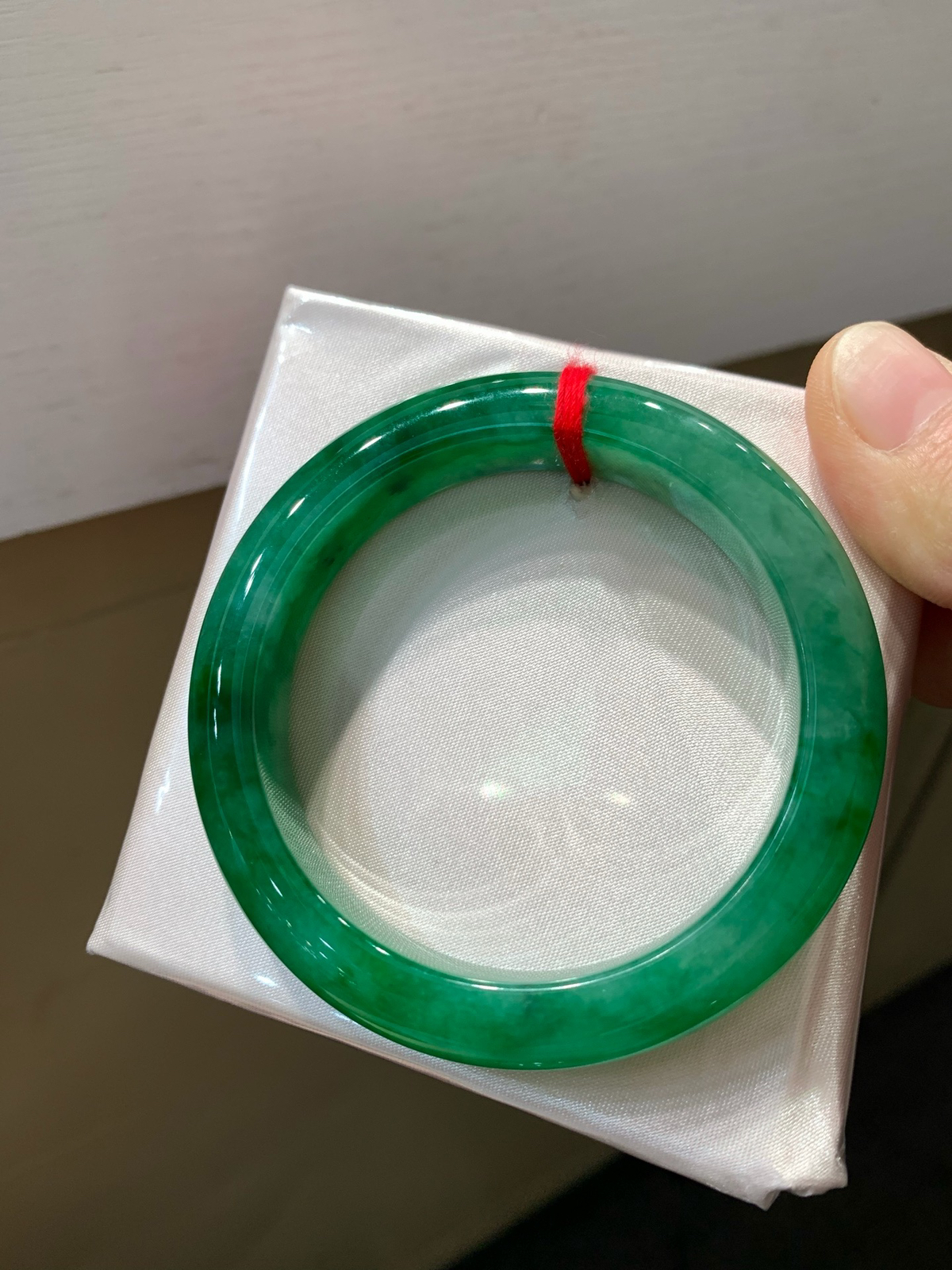 尺寸53.8/11.9/8.8，辣绿手镯
水润细腻 有种有色