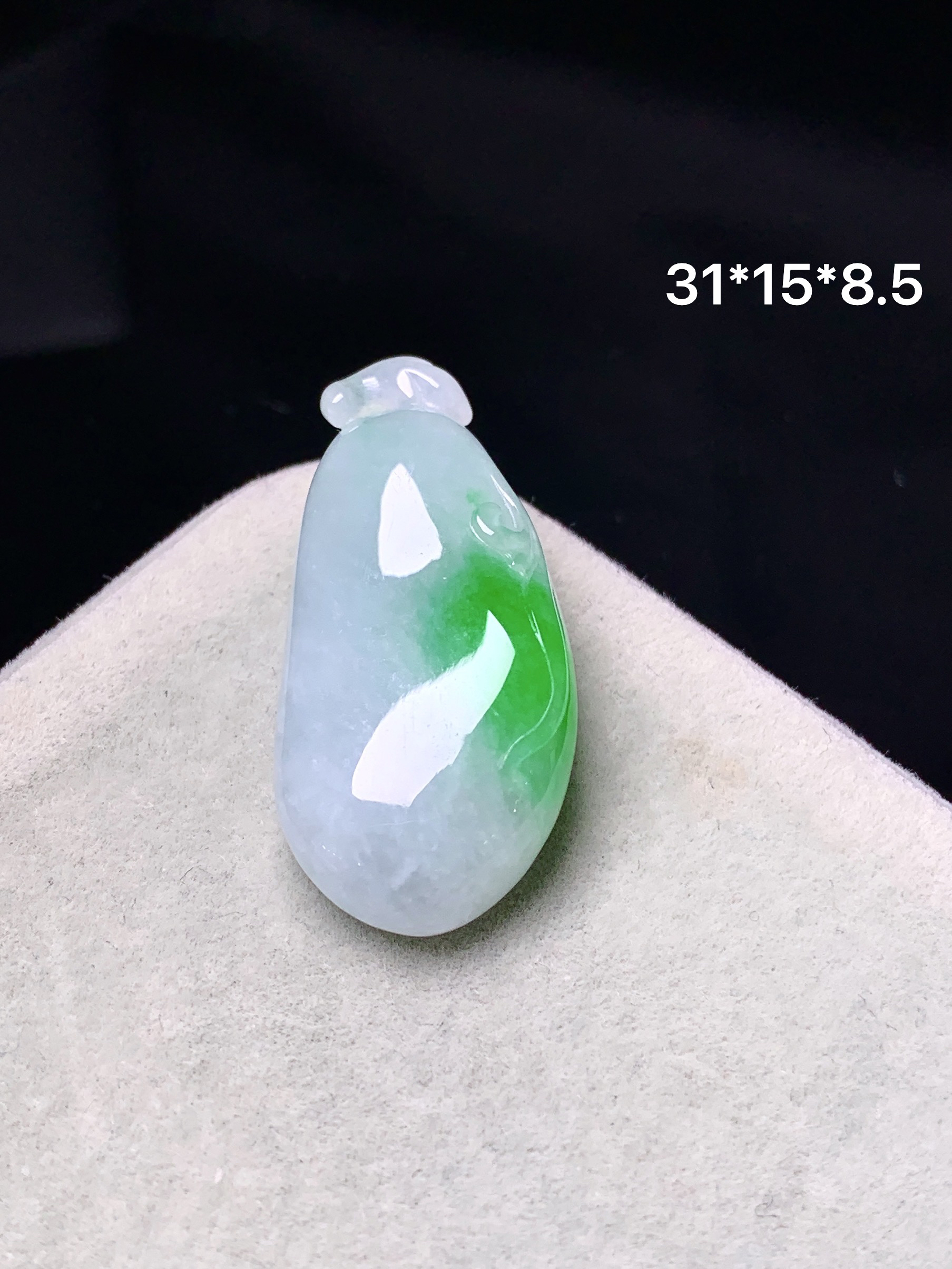 飘绿福瓜吊坠 玉质细腻 色泽艳丽清新 整体尺寸31*15*8.5 y2