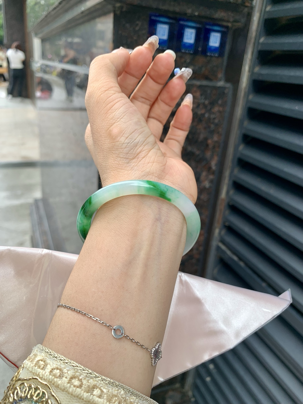 辣绿美人条
52.7-6.9-5.8
打灯细纹，底妆水润，满圈飘洒辣绿花点缀，镯色生香，腕间之美，水润中透着灵气，仙气缭绕，温婉可人，举手投足间皆是美好