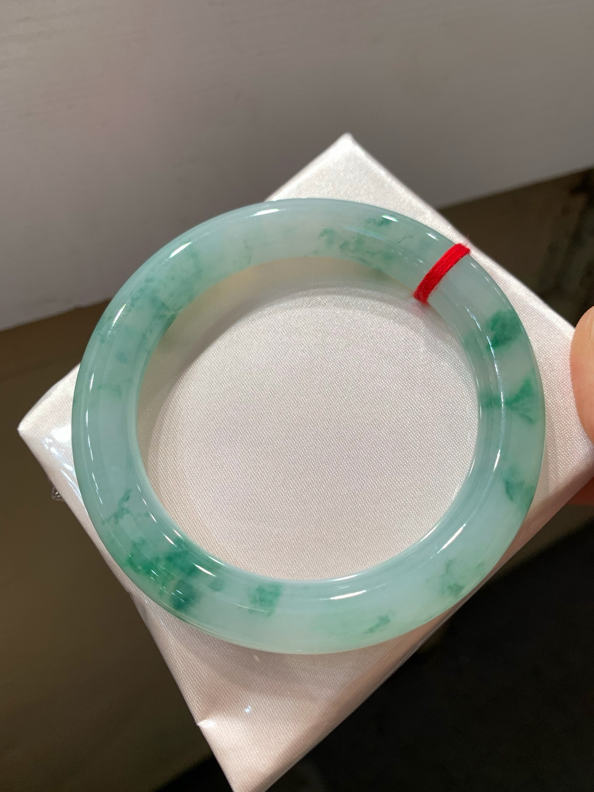 尺寸59.4/10.9，冰飘绿圆条手镯
水润细腻 清新甜美