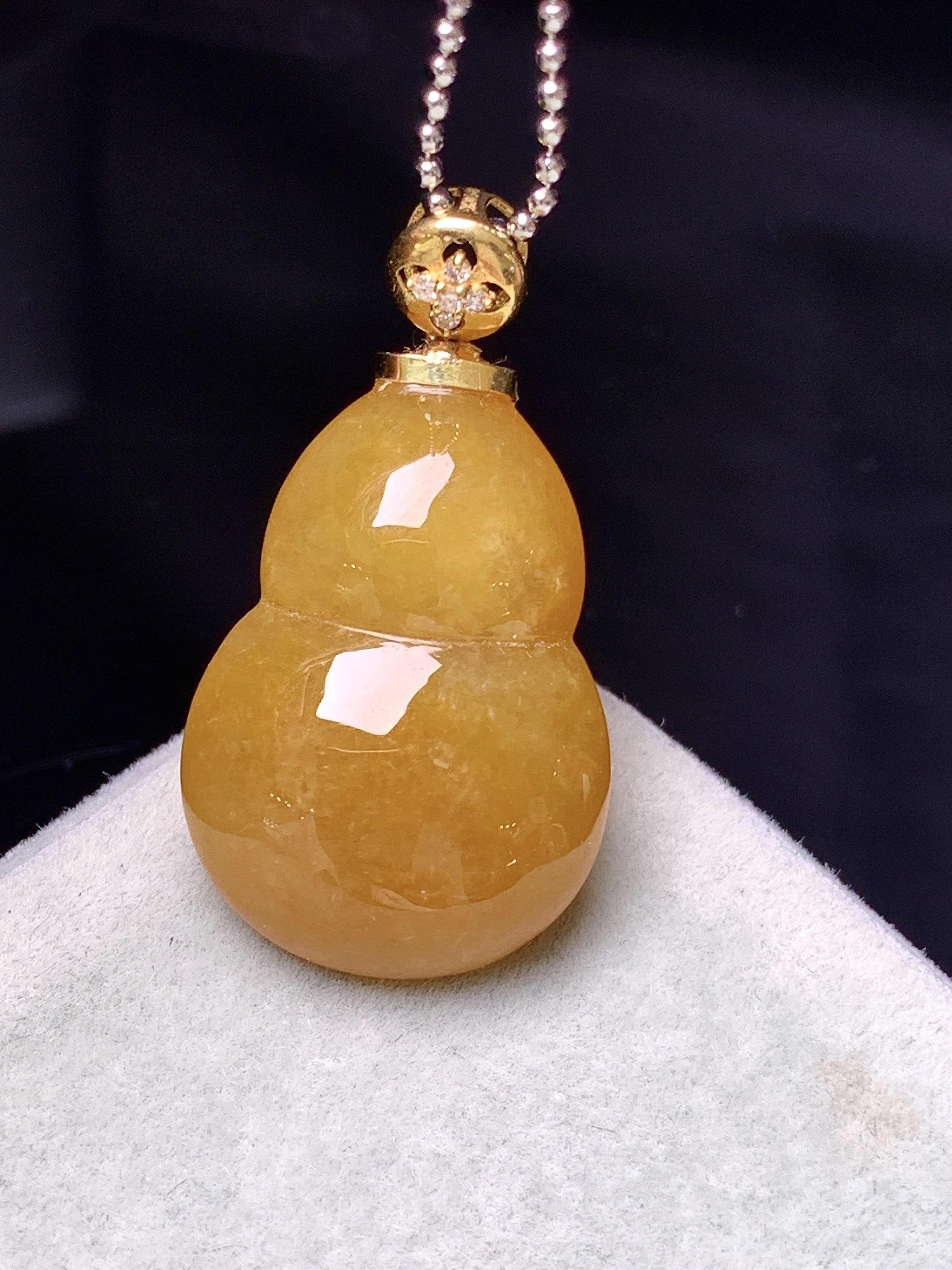 18k金钻镶嵌黄翡葫芦吊坠 玉质细腻 色泽艳丽清新 整体尺寸24*16.3*7.8 y2