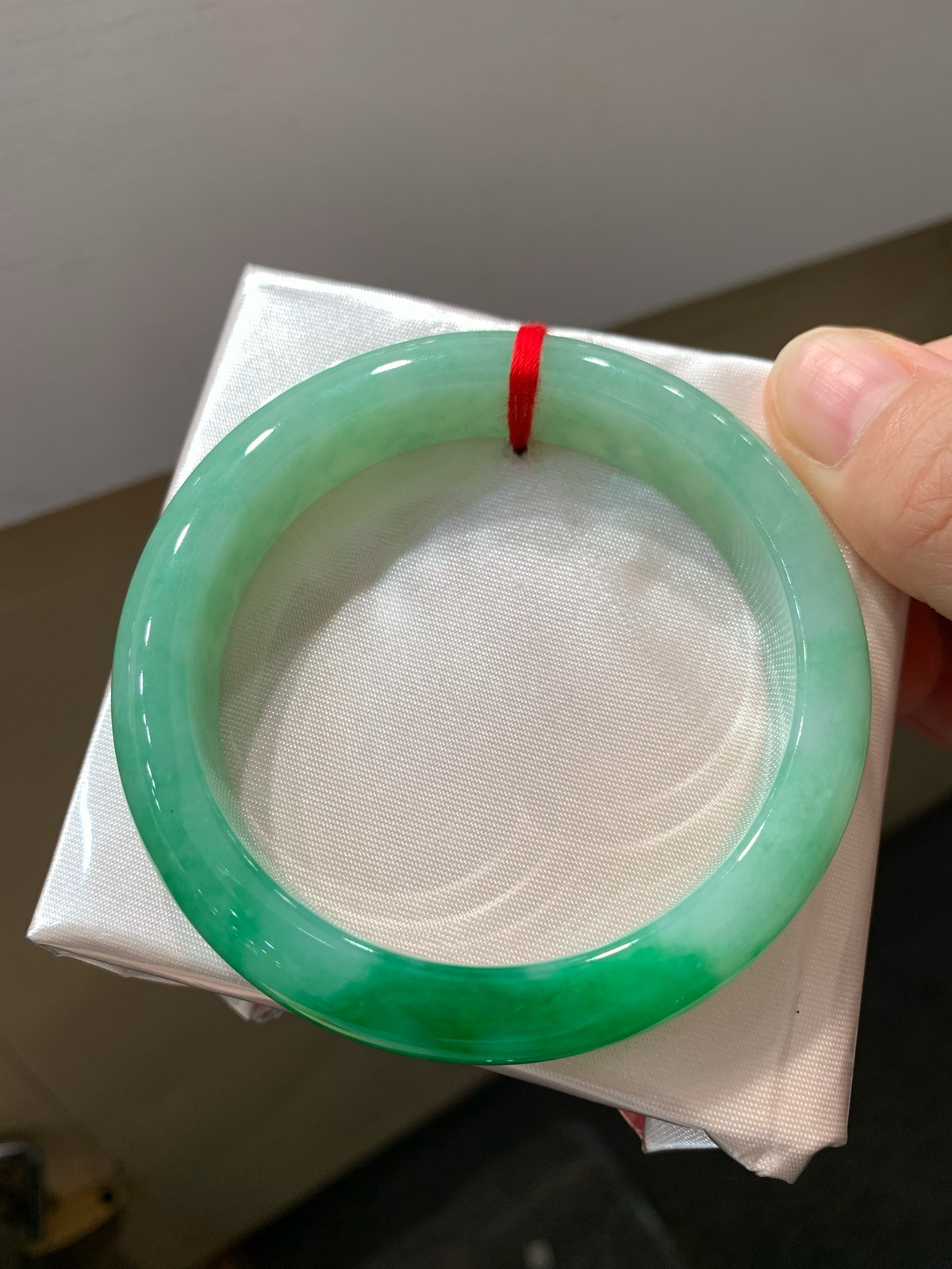 尺寸56.1/12.7/8.3，辣绿手镯
有种有色 上手好看