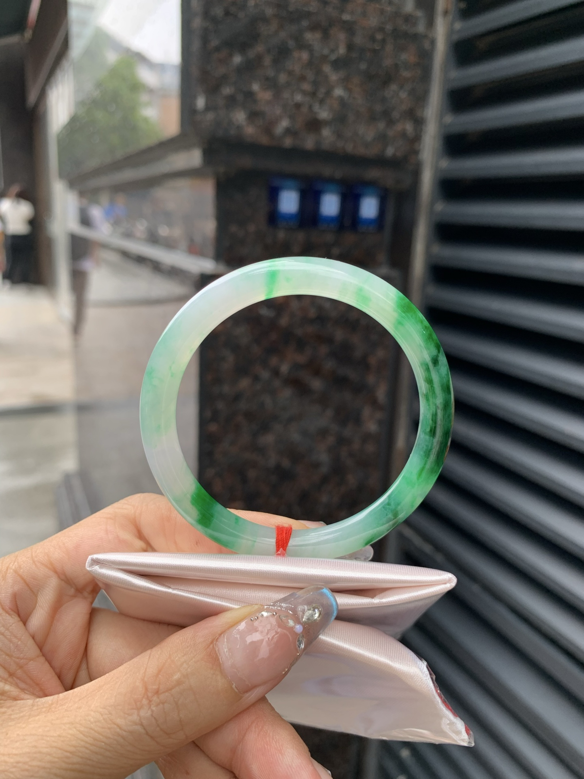 辣绿美人条
52.7-6.9-5.8
打灯细纹，底妆水润，满圈飘洒辣绿花点缀，镯色生香，腕间之美，水润中透着灵气，仙气缭绕，温婉可人，举手投足间皆是美好