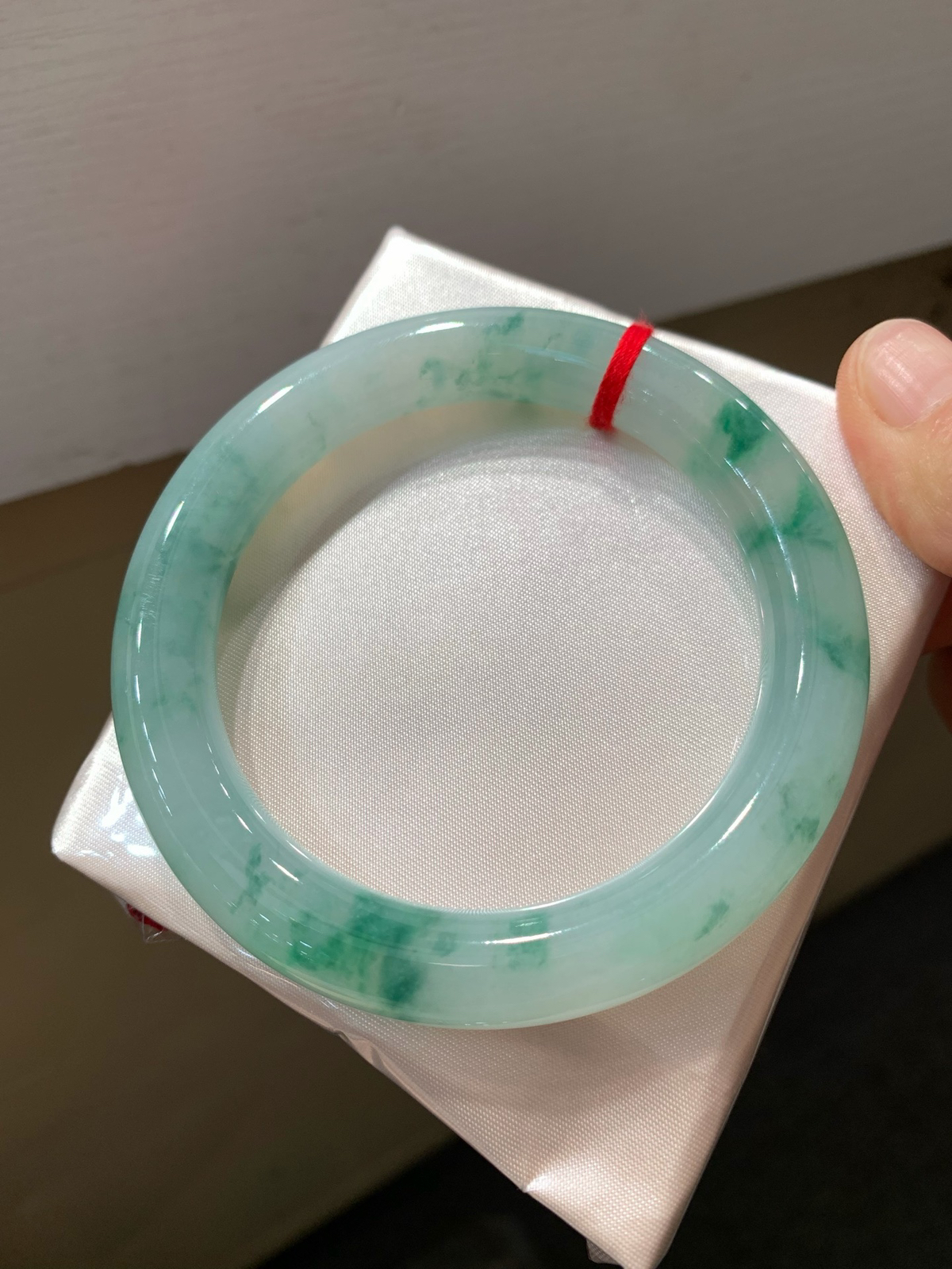 尺寸59.4/10.9，冰飘绿圆条手镯
水润细腻 清新甜美