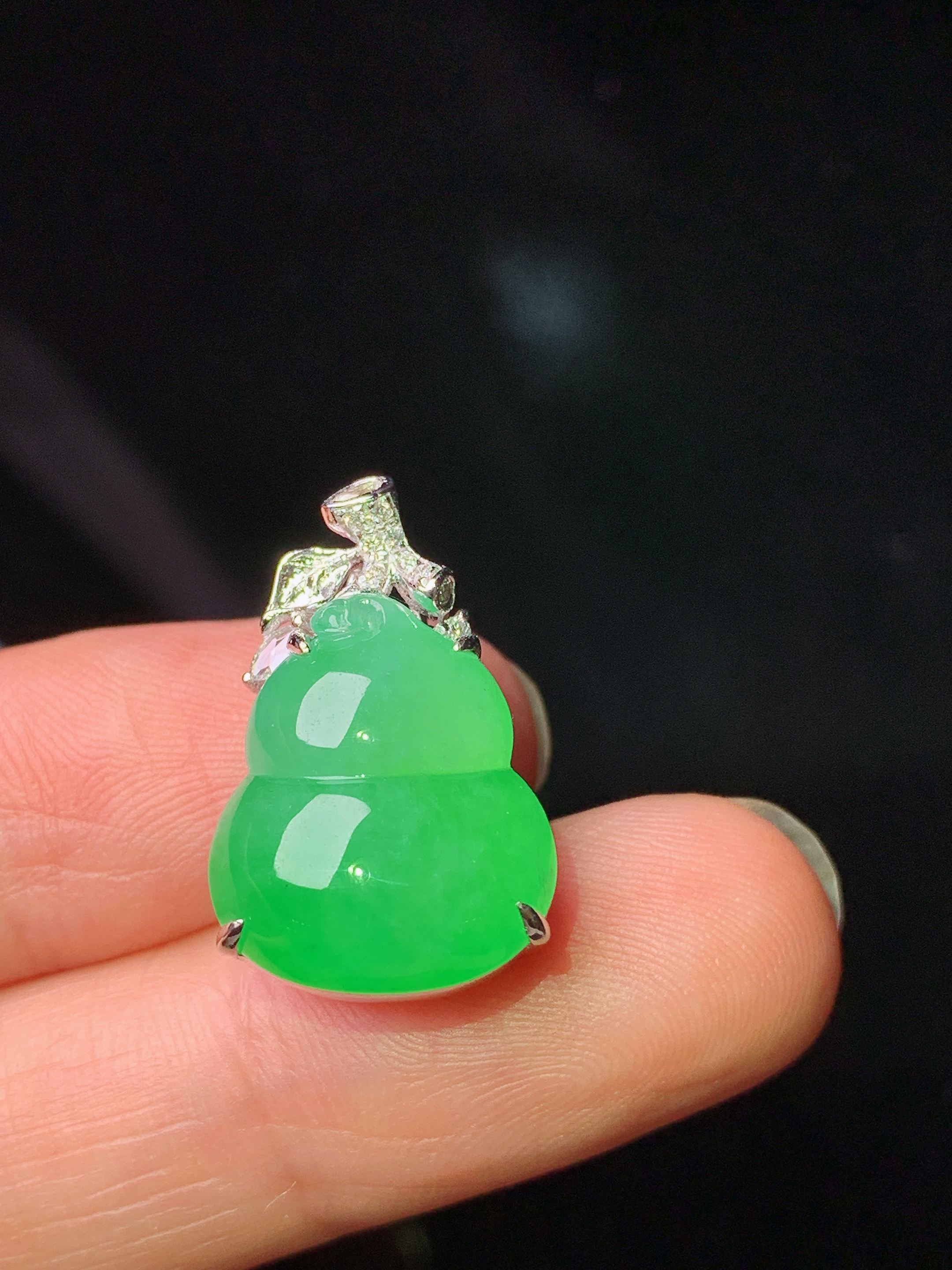 18k金钻镶嵌阳绿葫芦吊坠 玉质细腻 色泽艳丽清新 整体尺寸21*13.5*10.5 f1