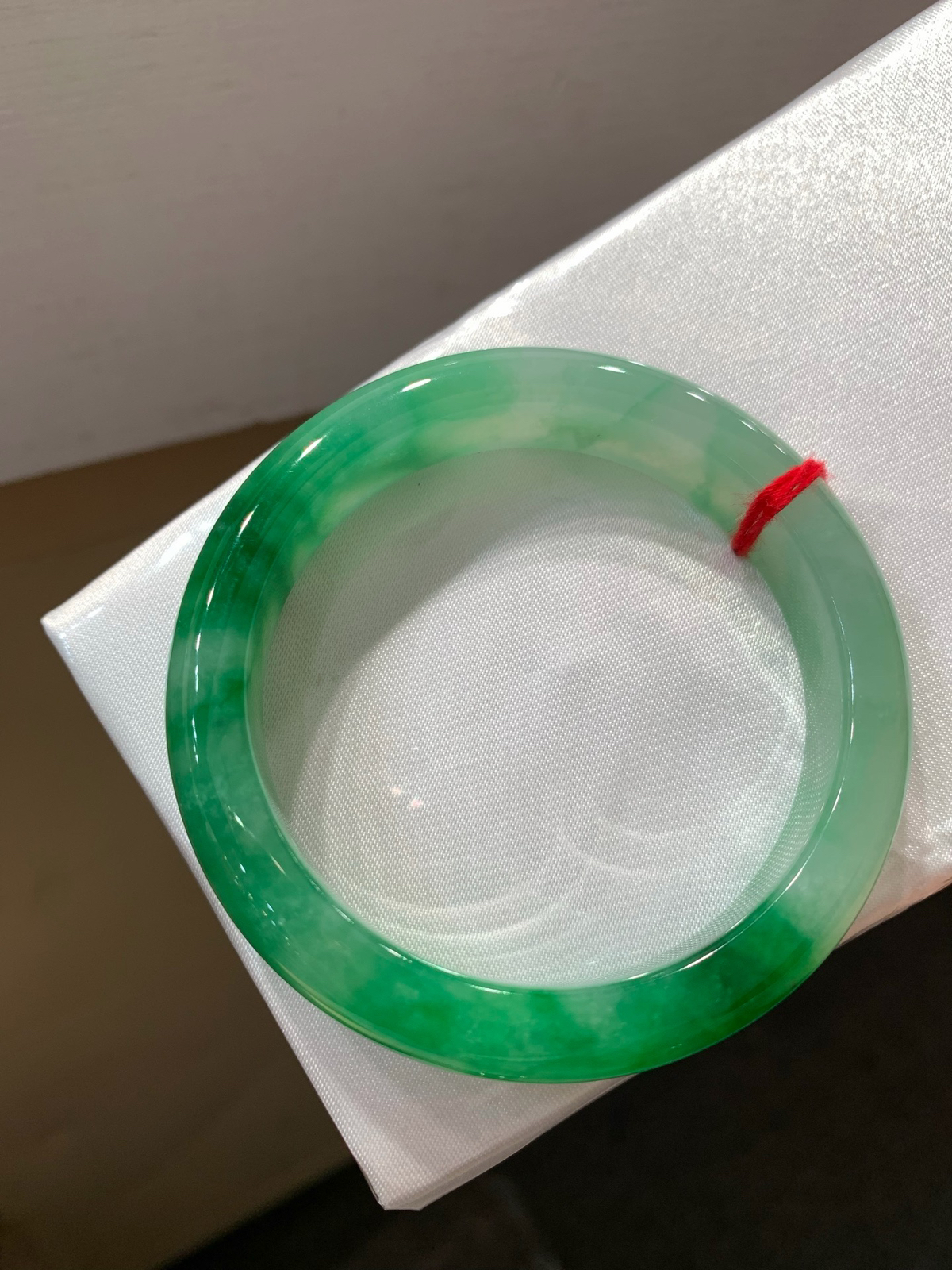 尺寸55.8/12/8.5，辣绿手镯
水润细腻 有种有色