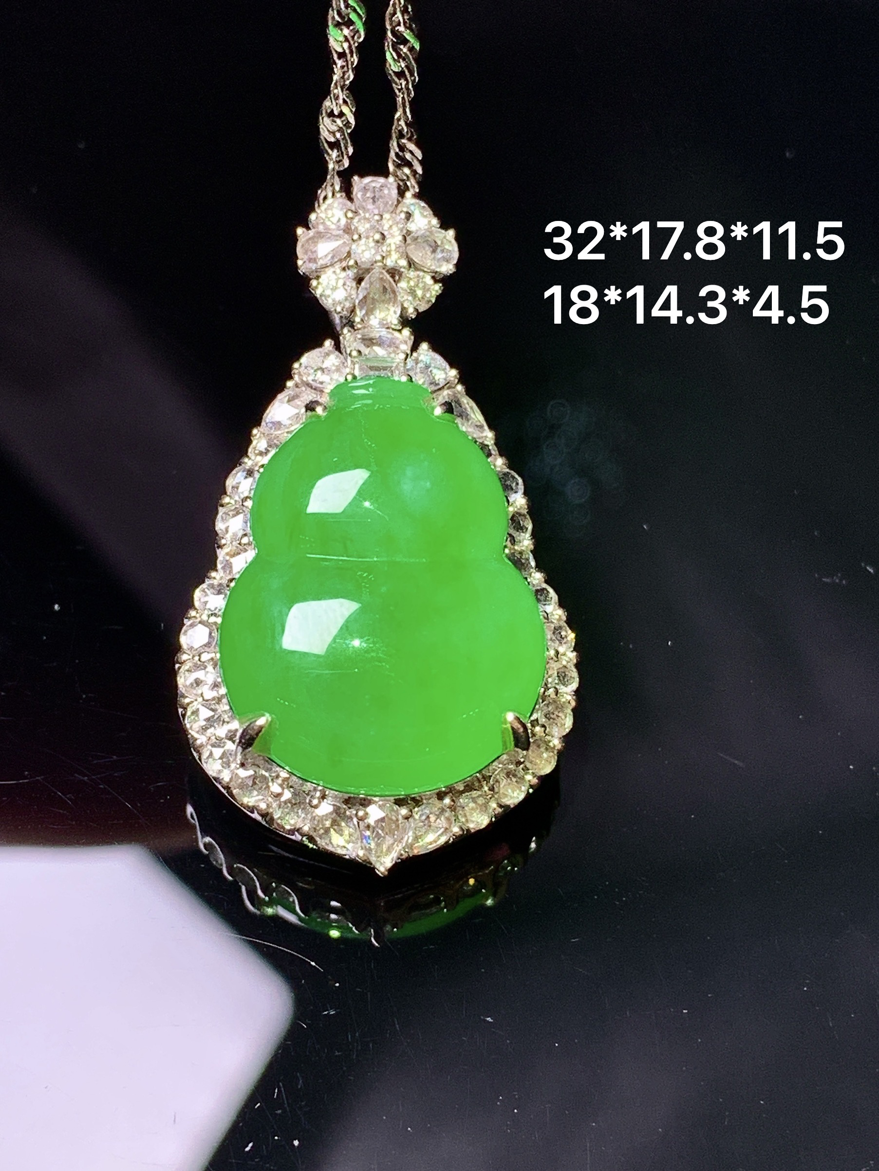 18k金钻镶嵌冰阳绿葫芦吊坠 玉质细腻 色泽艳丽清新 整体尺寸32*17.8*11.5 s1