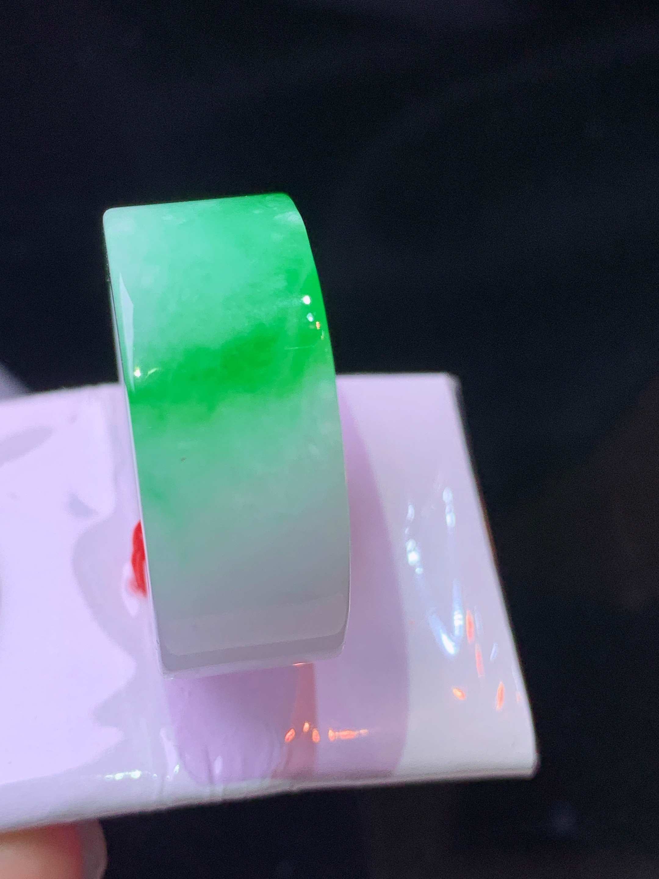 飘阳绿指环 玉质细腻 色泽艳丽清新 整体尺寸25.5*10*4 圈口13 h3