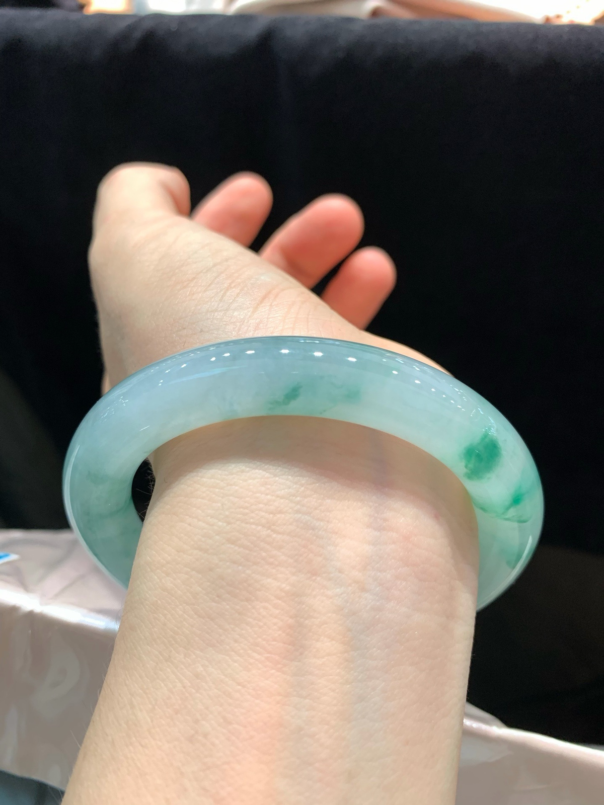 尺寸59.4/10.9，冰飘绿圆条手镯
水润细腻 清新甜美
