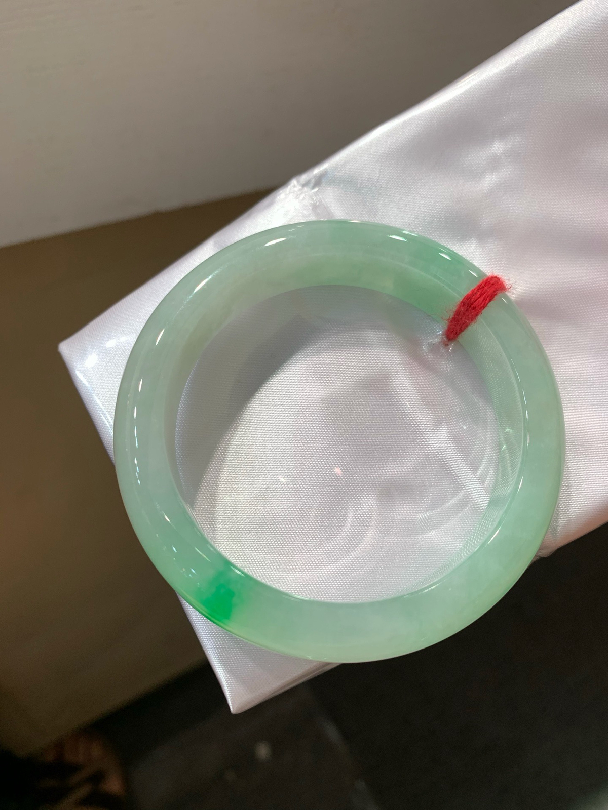 尺寸54/12.6/8.3，冰种带色手镯 
 一抹辣绿 水润细腻 老种老色